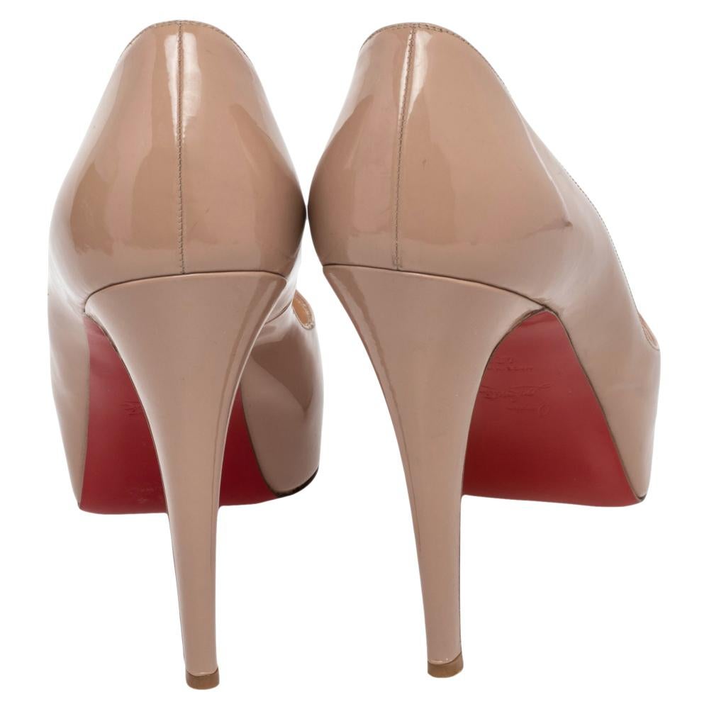 Christian Louboutin Pumps Hyper Prive in pelle verniciata beige misura 40,5 In condizioni buone a Dubai, Al Qouz 2