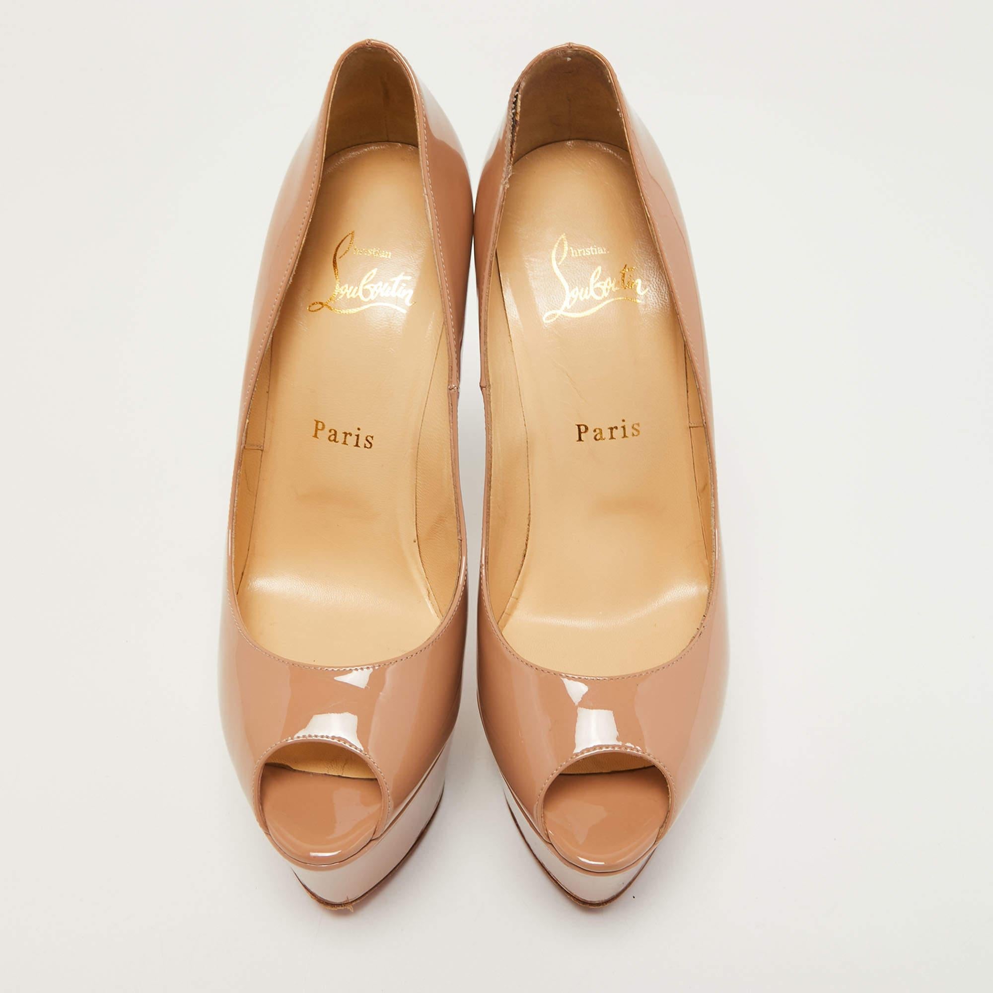 Parfaitement cousues et finies pour garantir un look et un ajustement élégants, ces chaussures de créateur sont un achat que vous aimerez afficher. Ils sont très beaux sur les pieds.

Comprend : Boîte d'origine, facture, talonnettes supplémentaires
