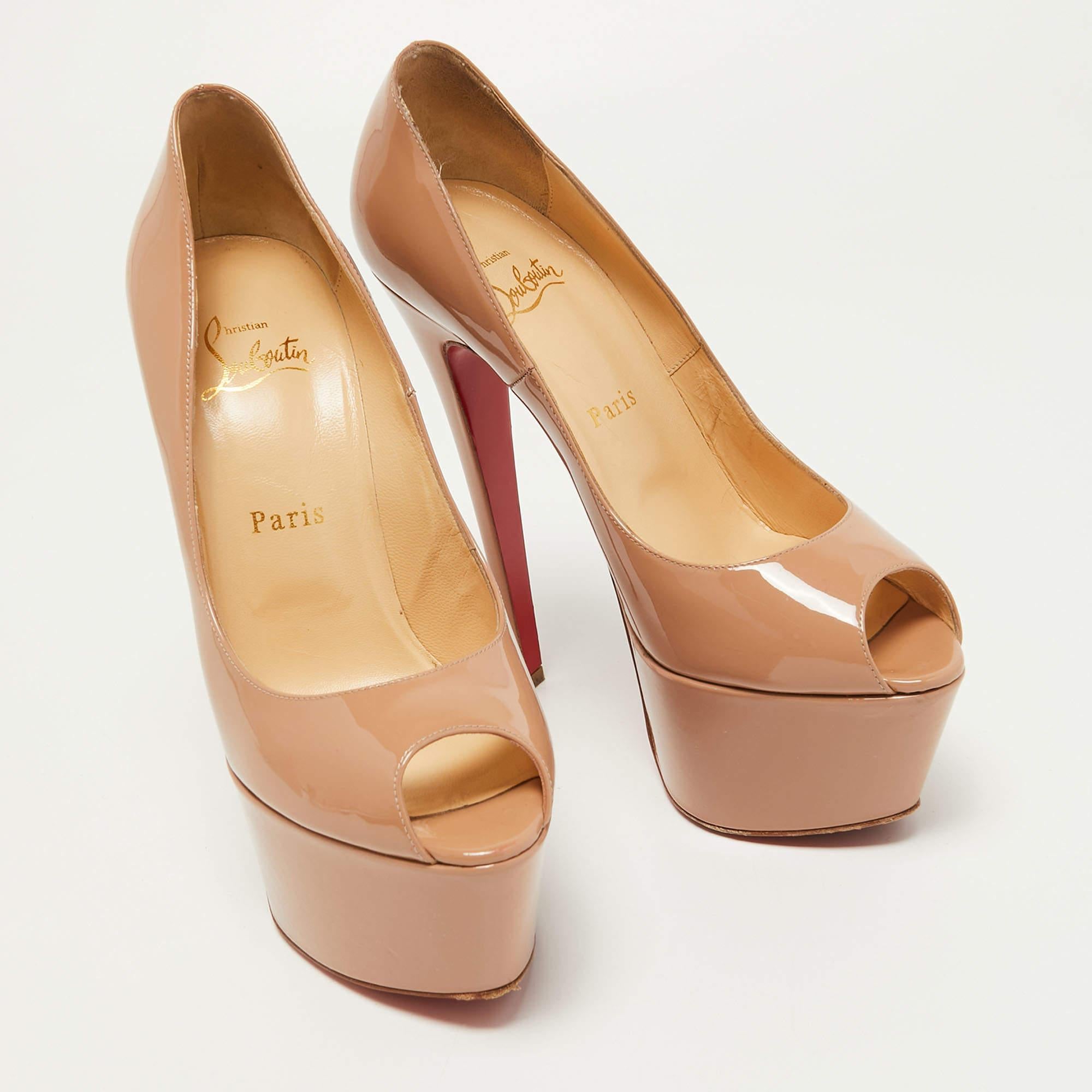  Christian Louboutin - Escarpins à plateforme Jamie en cuir verni beige, taille 38,5 Pour femmes 