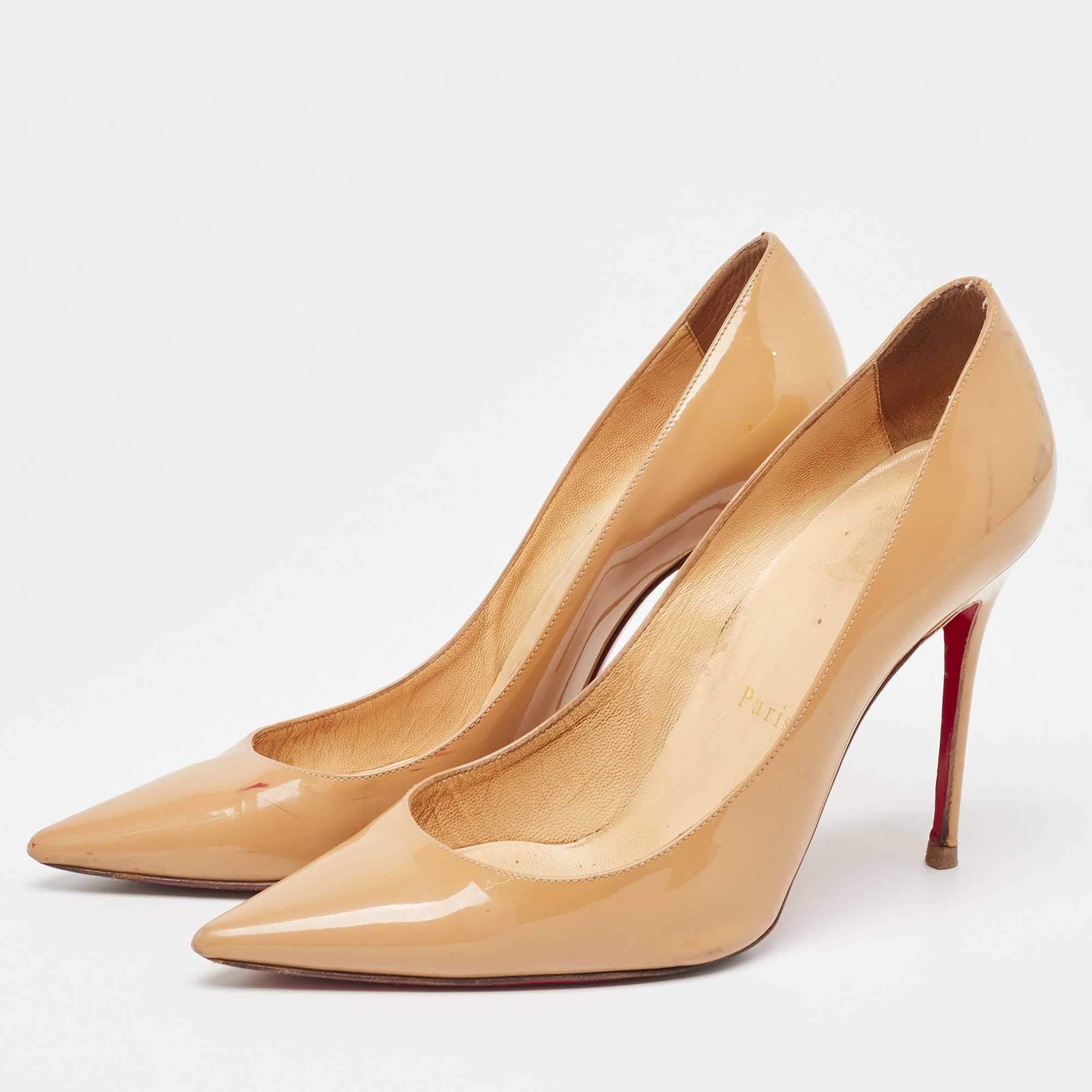 Benannt nach dem englischen Model Kate Moss spiegelt dieses Paar Christian Louboutin Kate Pumps Eleganz und Raffinesse bei jedem Schritt wider. Er beweist die Expertise der Marke in der Kunst der Stiletto-Herstellung und wurde sorgfältig aus