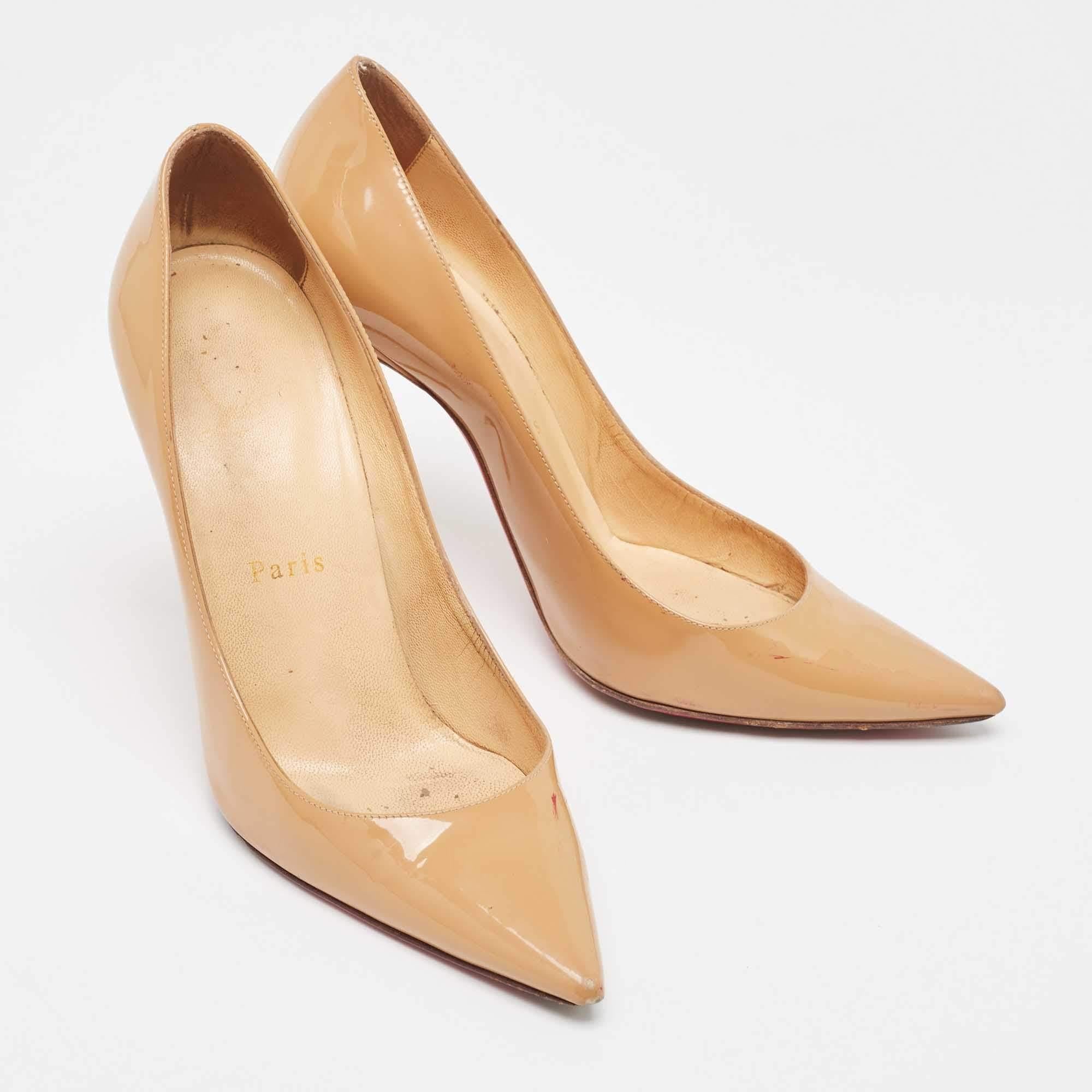 Christian Louboutin Escarpins Kate en cuir verni beige, taille 37.5 État moyen - En vente à Dubai, Al Qouz 2