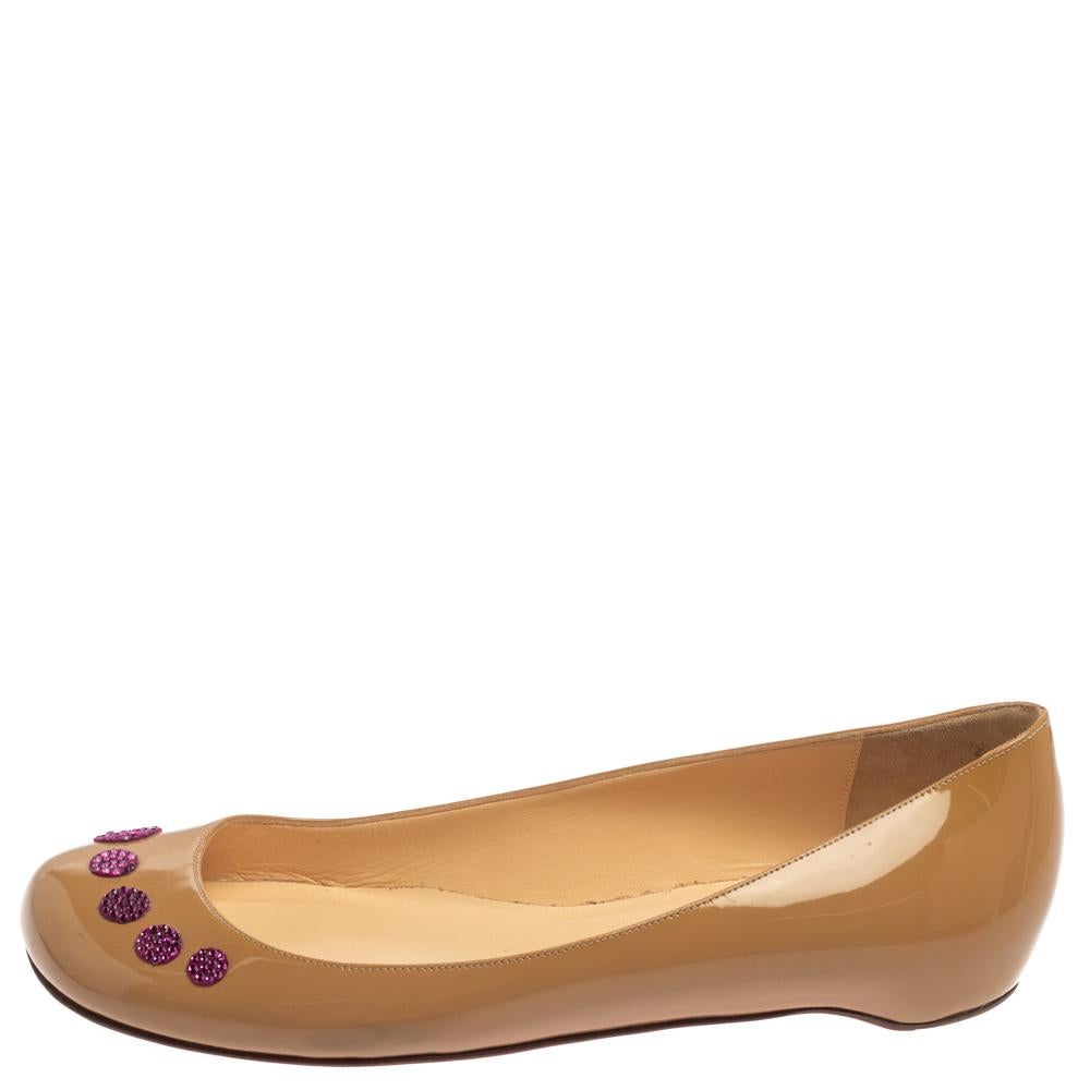 Look chic and fashionable in this pair of Kawai ballet flats from Christian Louboutin. They have been crafted from beige patent leather and designed with the art of fine stitching. They flaunt toe impressions on the uppers and come endowed with