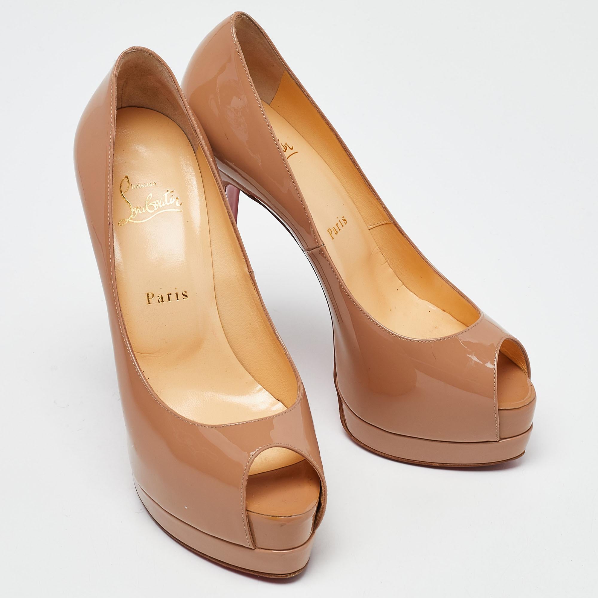 Christian Louboutin Bombas de plataforma Lady Peep de charol beige Tamaño 38 en Bueno Estado en Dubai, Al Qouz 2