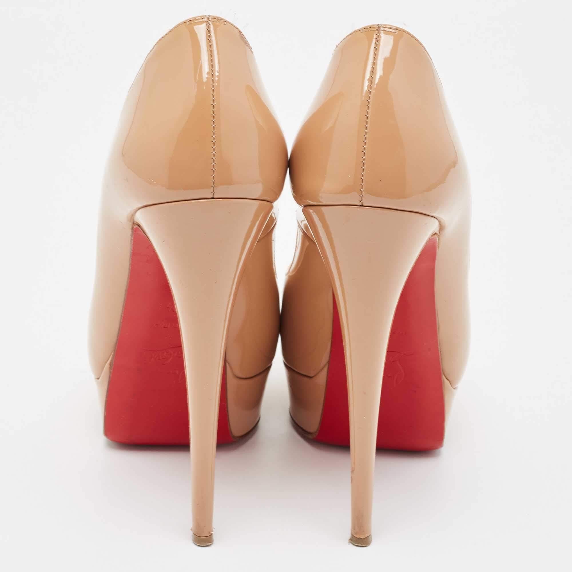 Beige Christian Louboutin - Escarpins à bout ouvert en cuir verni beige, taille 37.5 en vente