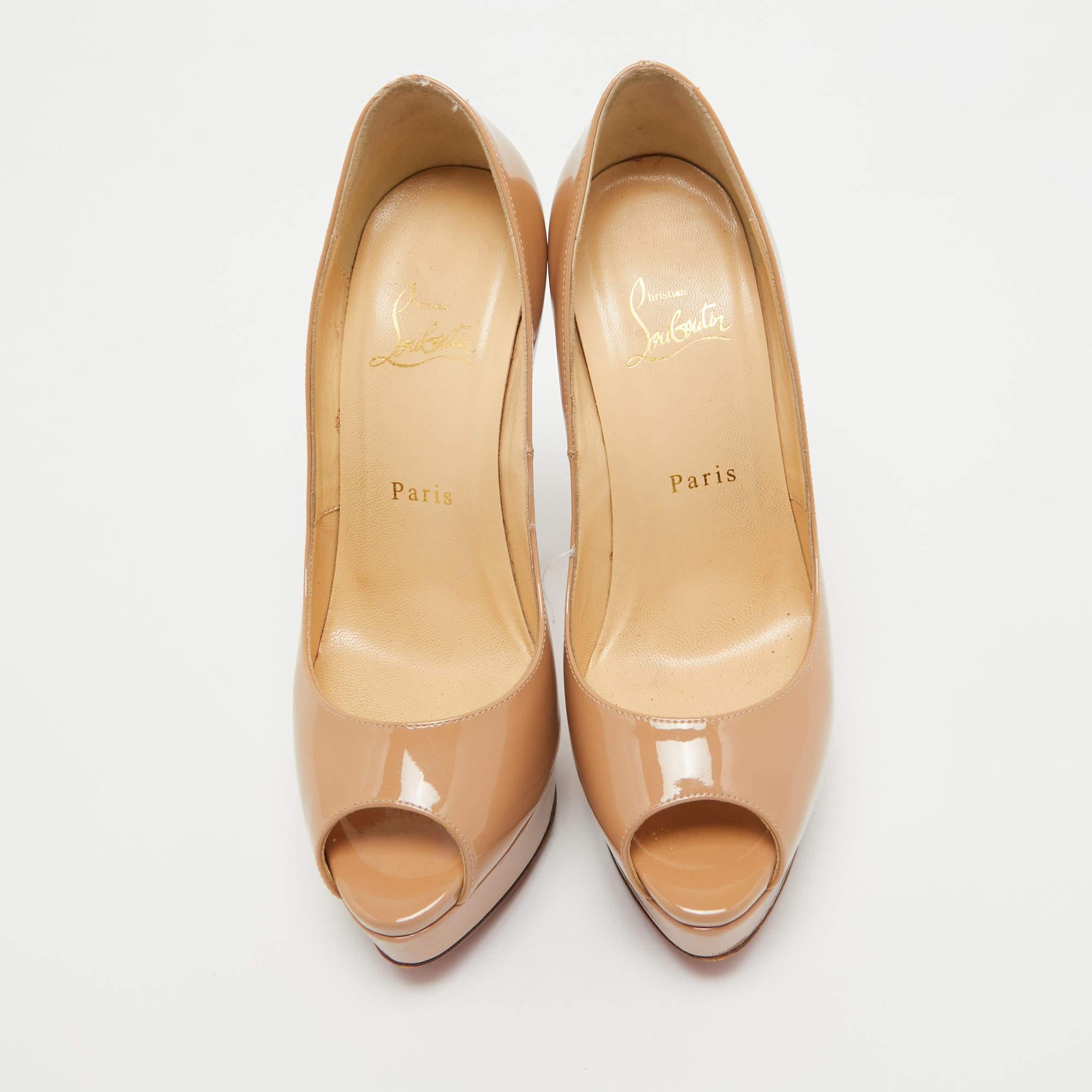 Christian Louboutin Lady Peep Pumps aus Lackleder in Beige, Größe 38 im Zustand „Gut“ in Dubai, Al Qouz 2
