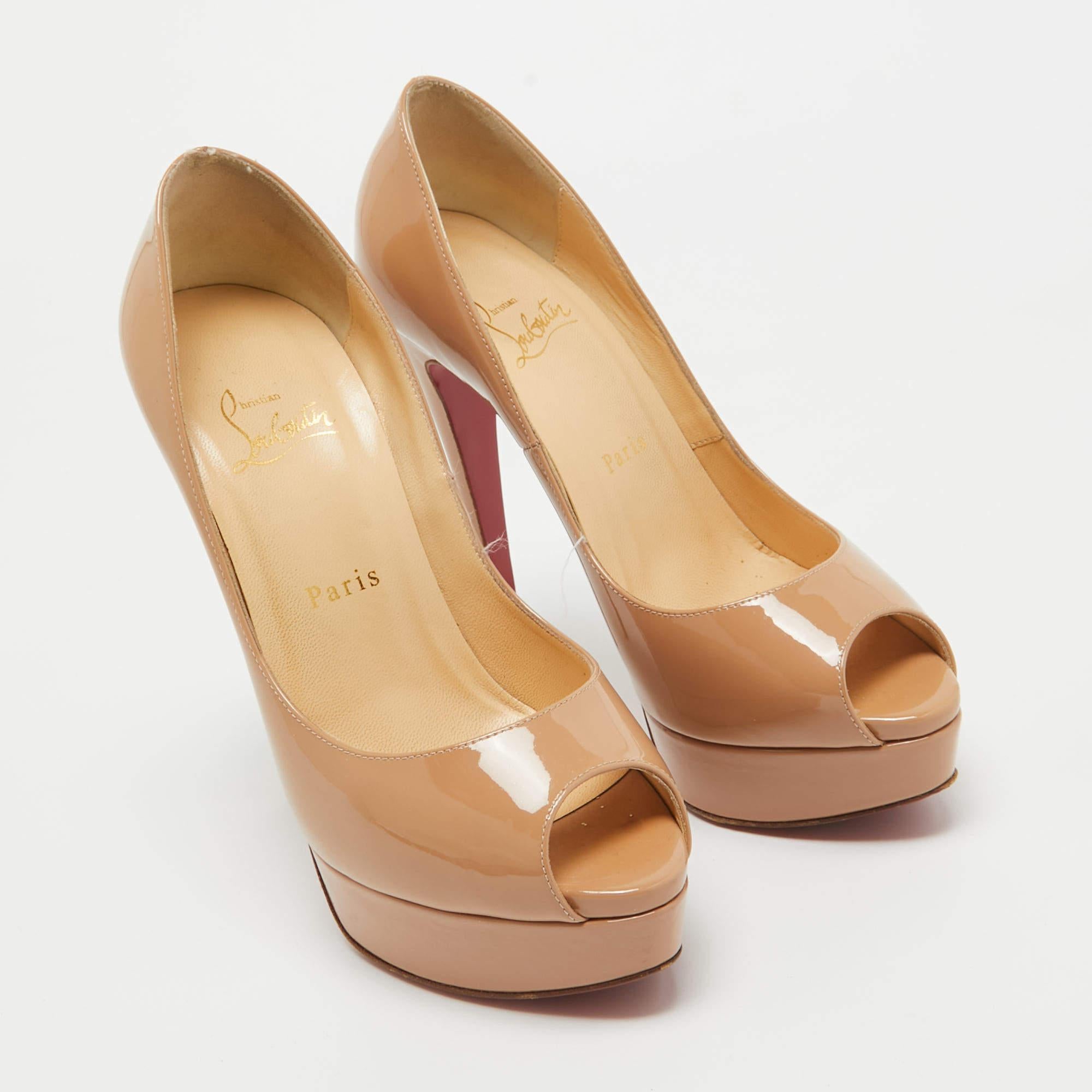 Christian Louboutin Lady Peep Pumps aus Lackleder in Beige, Größe 38 Damen