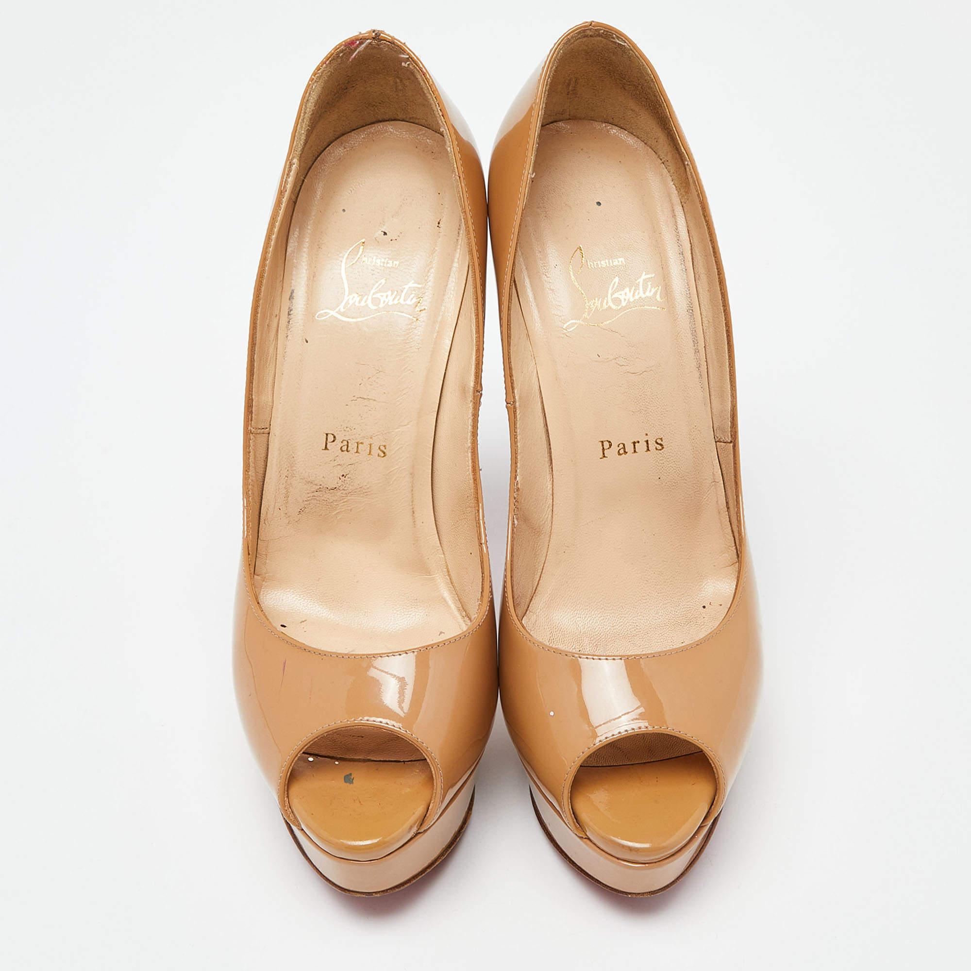 Beige Christian Louboutin - Escarpins à bout ouvert en cuir verni beige, taille 38.5 en vente