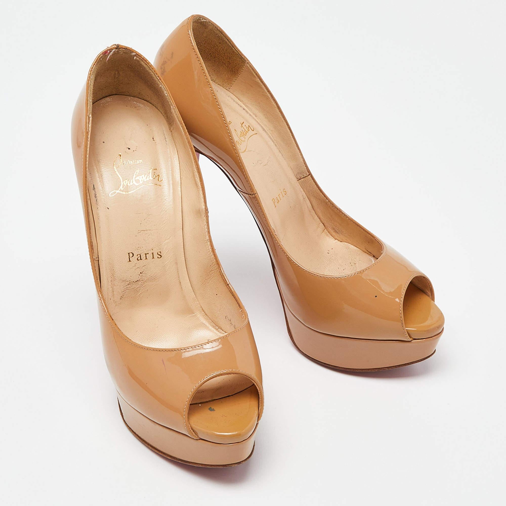 Christian Louboutin - Escarpins à bout ouvert en cuir verni beige, taille 38.5 Bon état - En vente à Dubai, Al Qouz 2