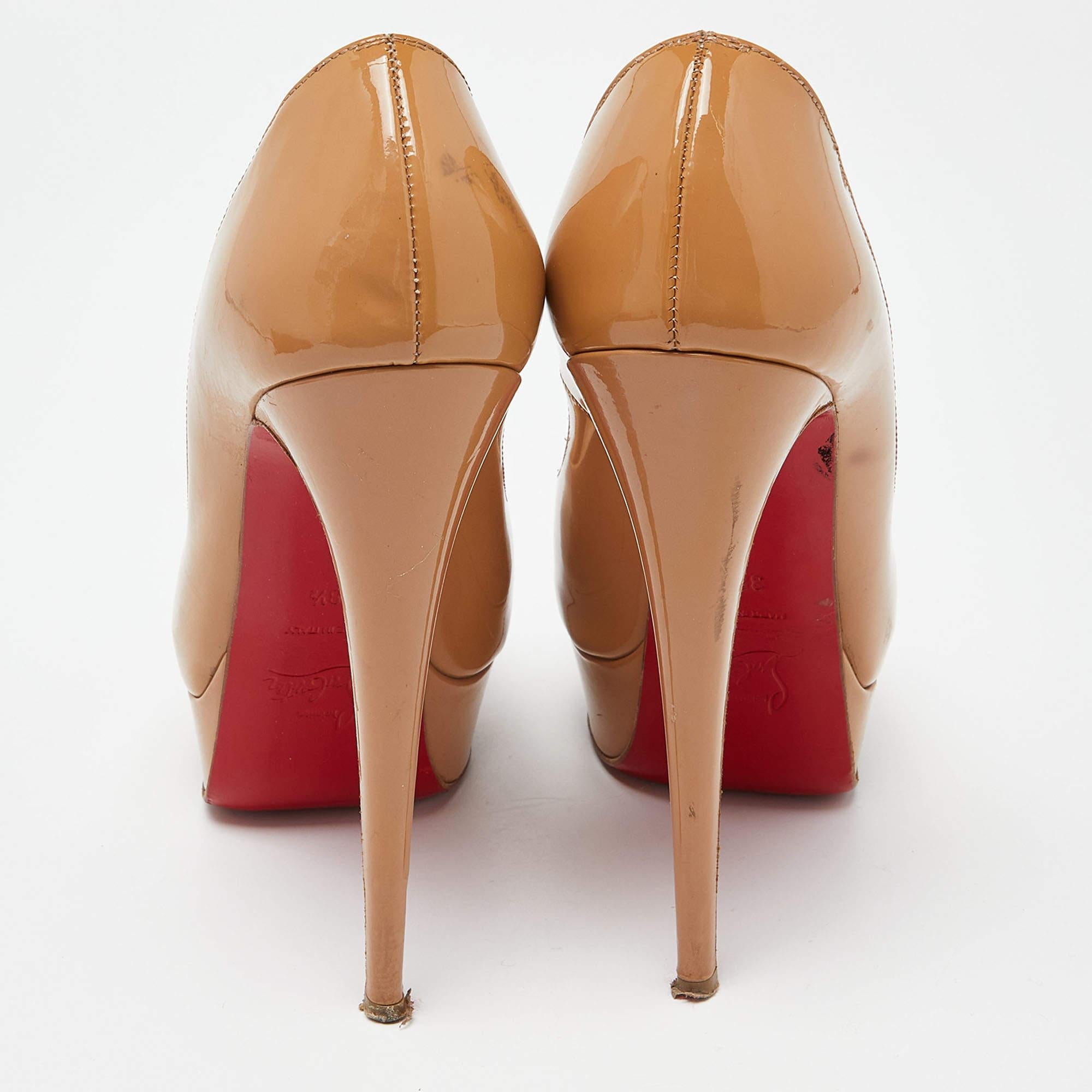 Christian Louboutin - Escarpins à bout ouvert en cuir verni beige, taille 38.5 Pour femmes en vente