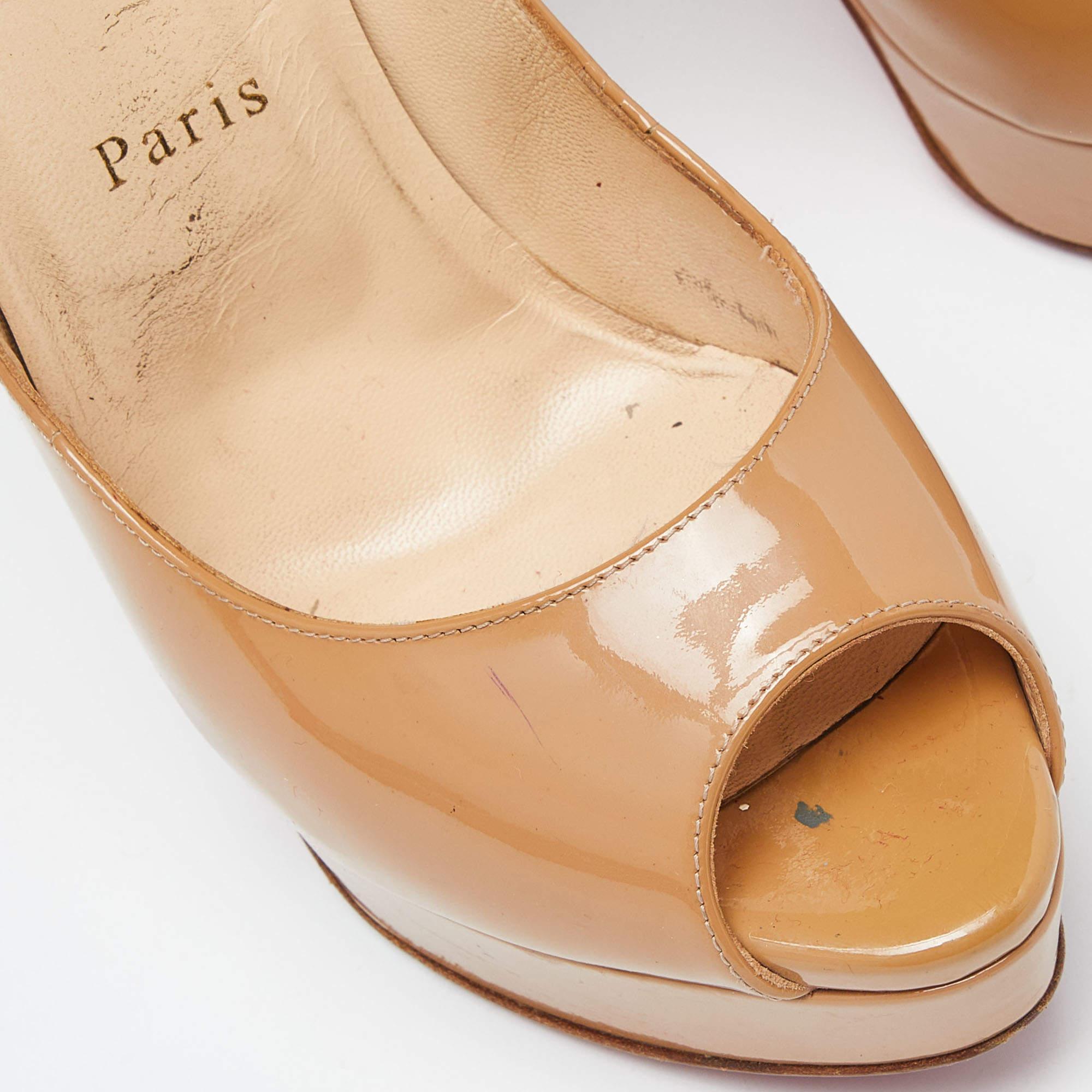 Christian Louboutin - Escarpins à bout ouvert en cuir verni beige, taille 38.5 en vente 2