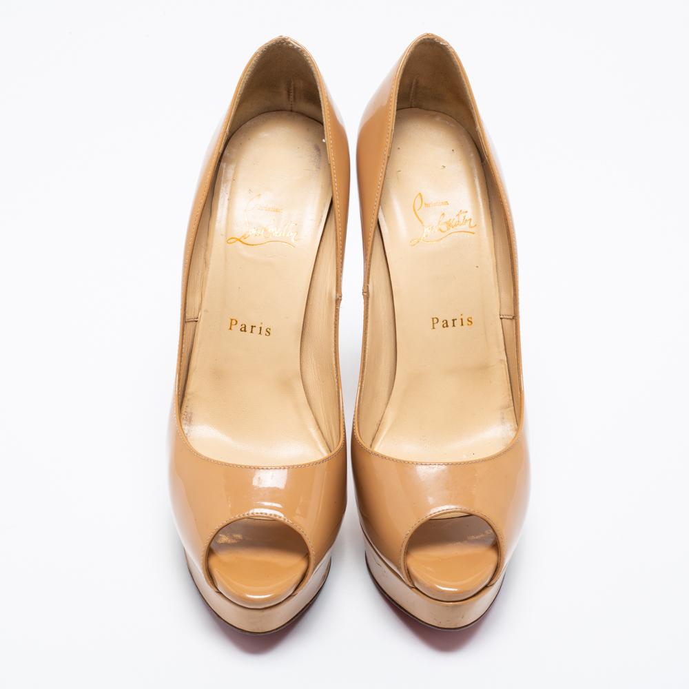 Christian Louboutin brings an element of glamor to your closet with these stunning Lady Peep pumps. Created using beige patent leather, these pumps are augmented with peep toes, platforms, and tall 15 cm heels. Make a fashion statement by wearing
