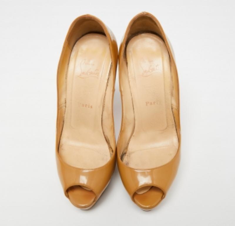 Stand out from the crowd with this gorgeous pair of Louboutins that exude high fashion with class. Crafted from patent leather, this is a creation from their Lady Peep collection. It features a classic beige shade with peep toes and an architectural