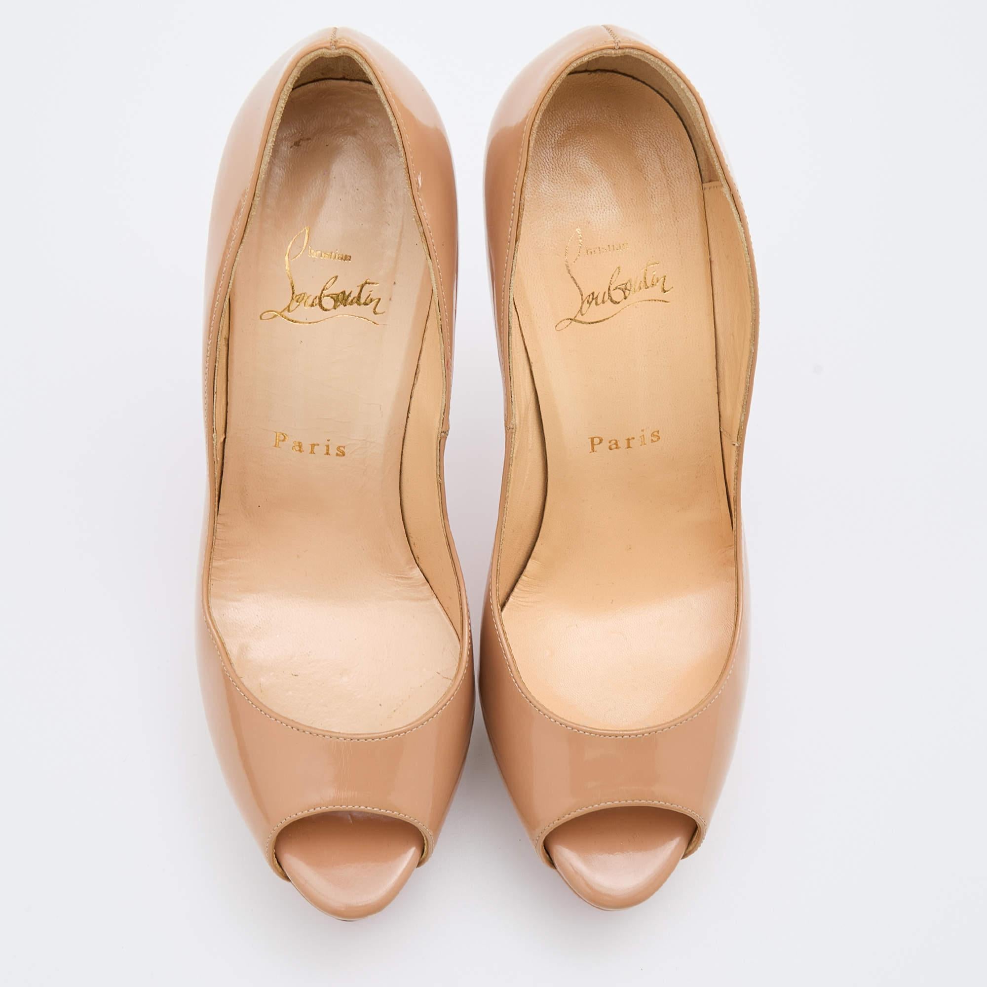 Diese Pumps sind eine gute Wahl, wenn Sie ein Paar suchen, das sowohl stilvoll als auch vielseitig ist. Das Paar wurde nur aus den besten MATERIALEN hergestellt, um eine lange Lebensdauer zu gewährleisten.

