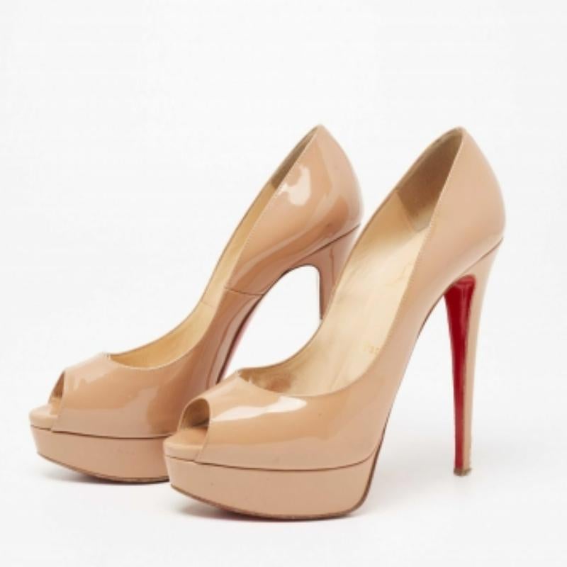 Christian Louboutin brings an element of glamor to your closet with these stunning Lady Peep pumps. Created using beige patent leather, these pumps are augmented with peep toes, platforms, and tall 14.5 cm heels. Make a fashion statement by wearing