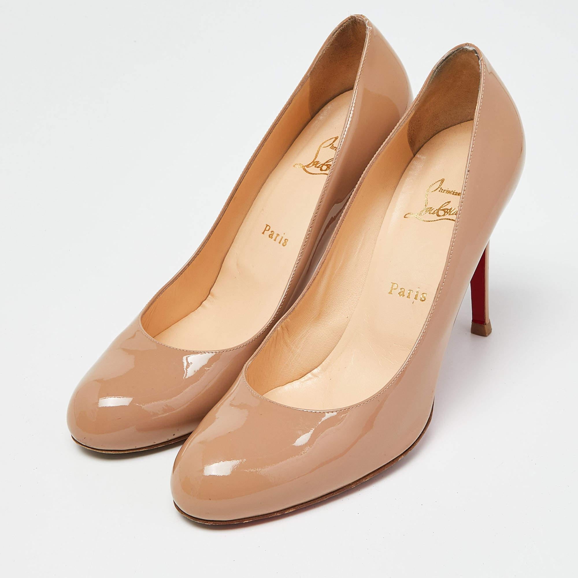 Affichez un style élégant avec cette paire d'escarpins. Ces escarpins beiges Christian Louboutin sont confectionnés à partir de matériaux de qualité. Elles sont montées sur des semelles durables et des talons hauts.
