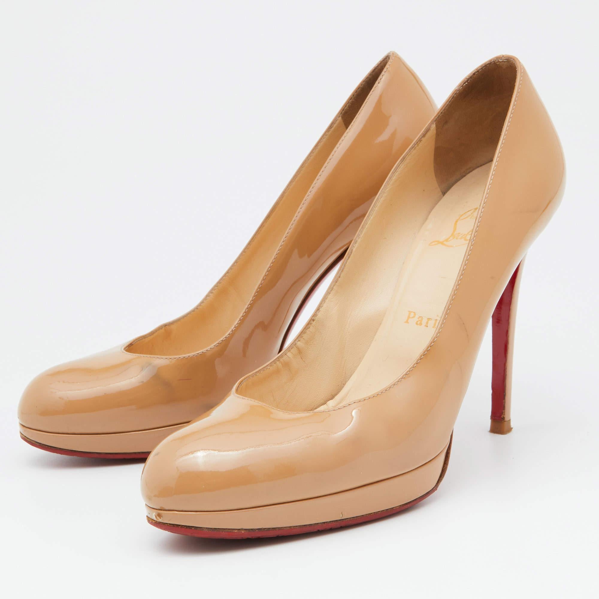 Des chaussures merveilleusement fabriquées ajoutées avec des éléments notables pour bien s'adapter et s'associer parfaitement à tous vos projets. Faites vôtres ces nouveaux escarpins simples dès aujourd'hui