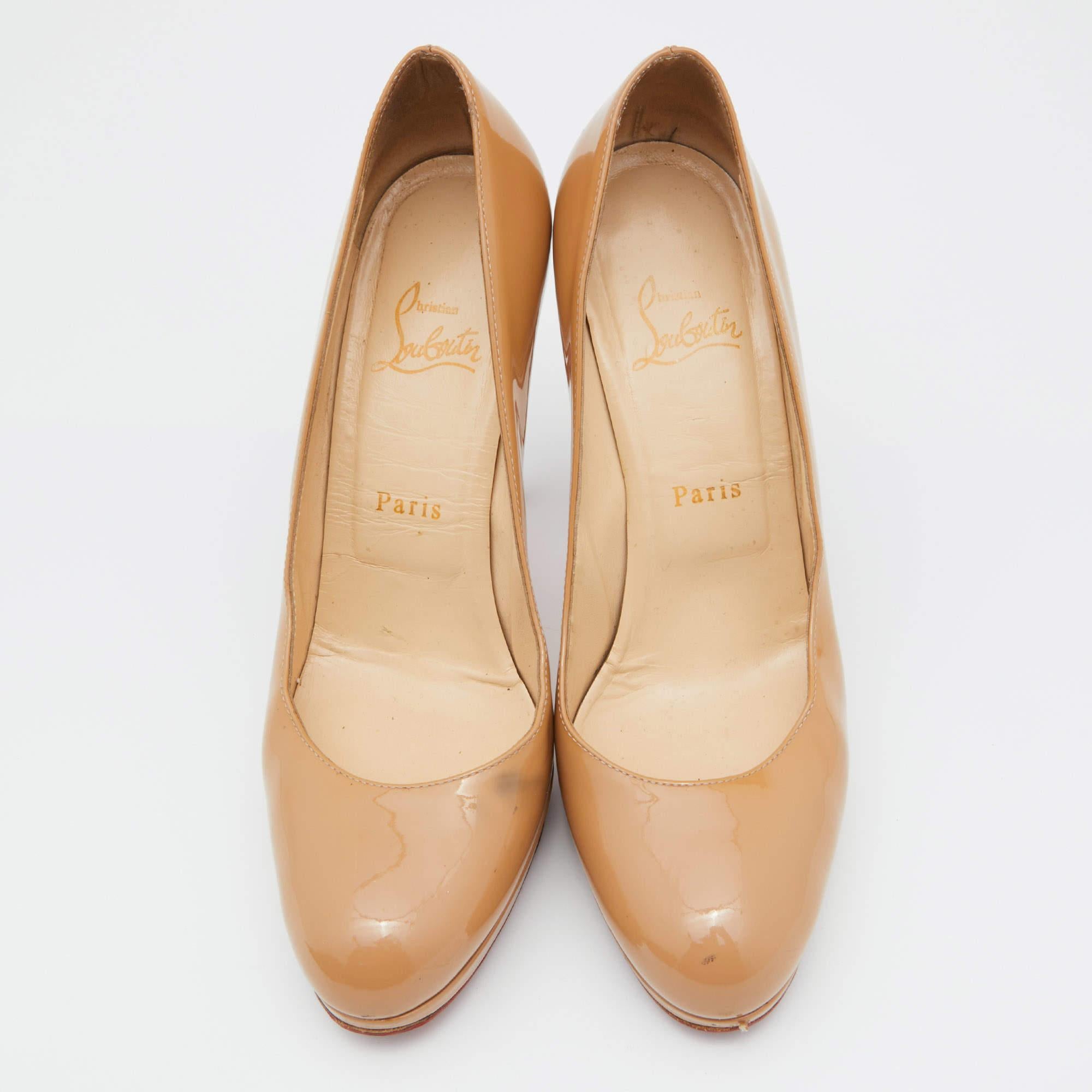 Beige Christian Louboutin Escarpins simples beiges en cuir verni, Neuf, Taille 38.5 en vente
