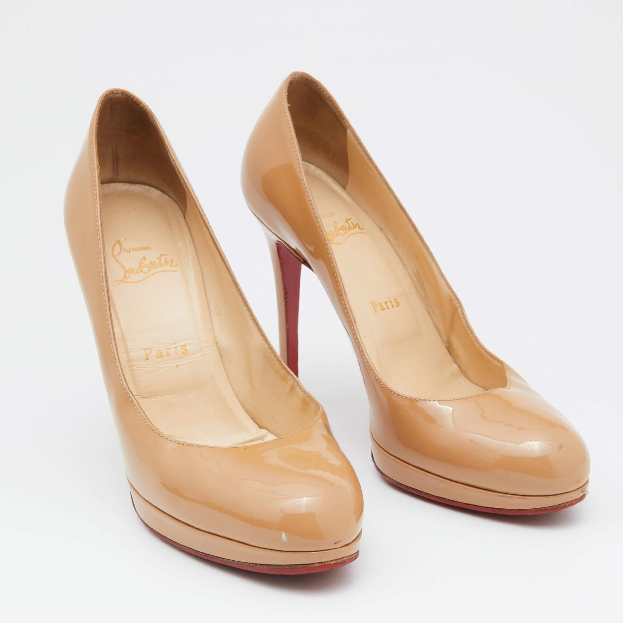 Christian Louboutin Escarpins simples beiges en cuir verni, Neuf, Taille 38.5 Bon état - En vente à Dubai, Al Qouz 2