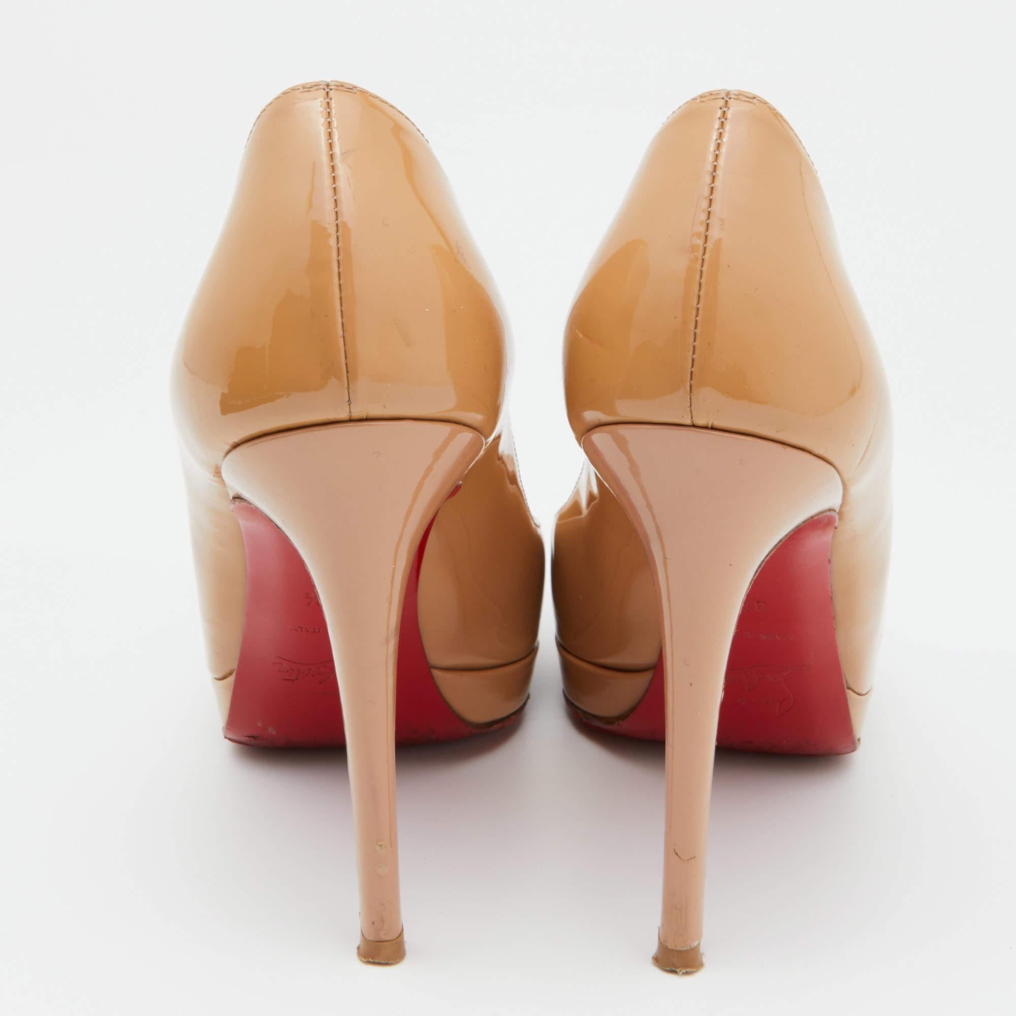 Christian Louboutin Escarpins simples beiges en cuir verni, Neuf, Taille 38.5 Pour femmes en vente