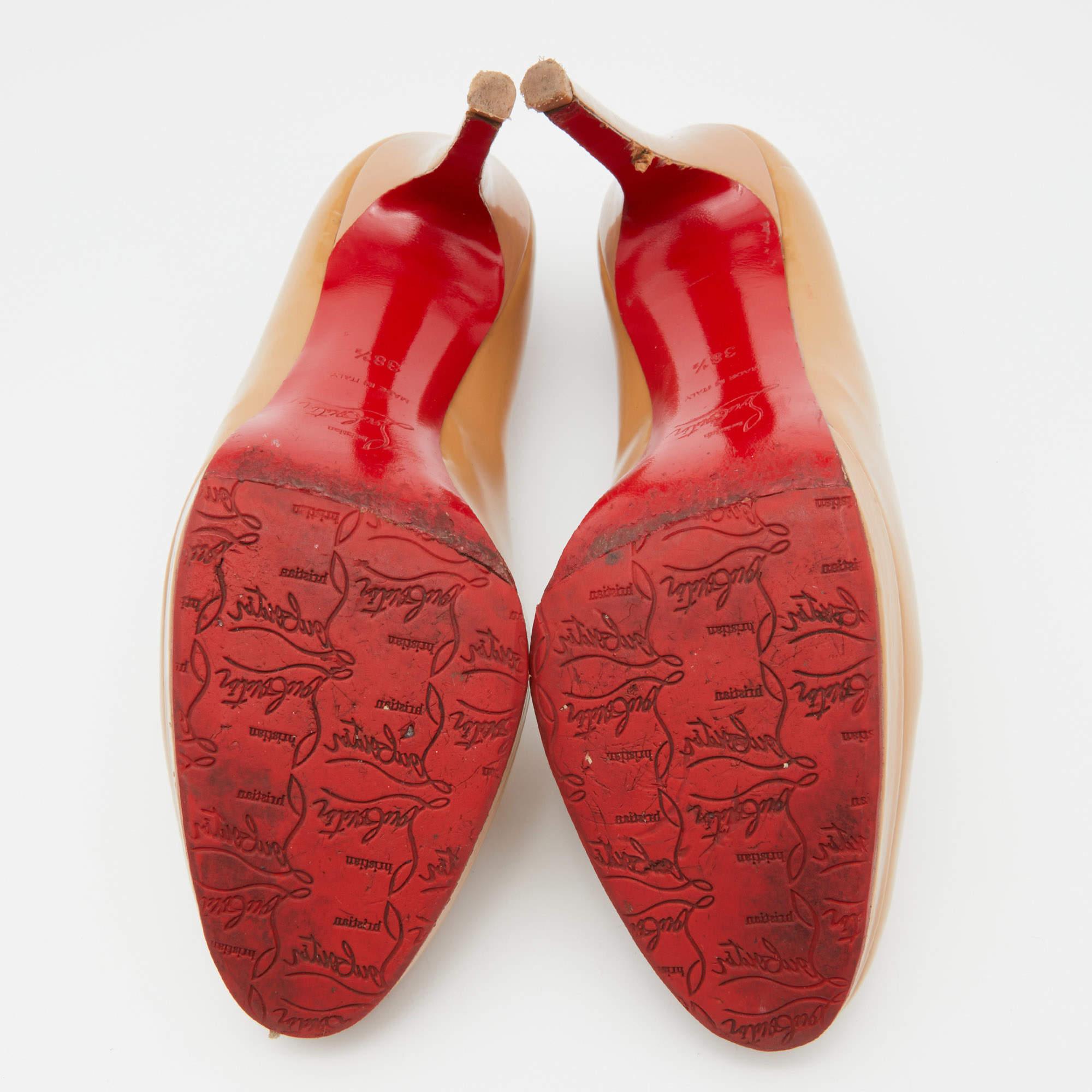 Christian Louboutin Escarpins simples beiges en cuir verni, Neuf, Taille 38.5 en vente 1