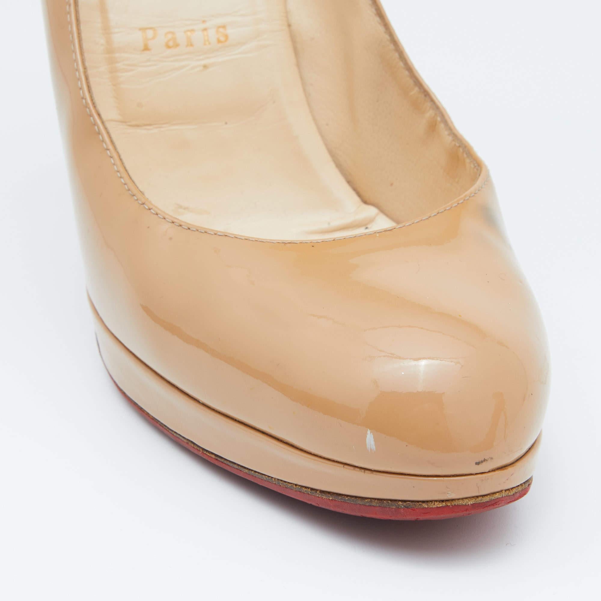 Christian Louboutin Escarpins simples beiges en cuir verni, Neuf, Taille 38.5 en vente 2