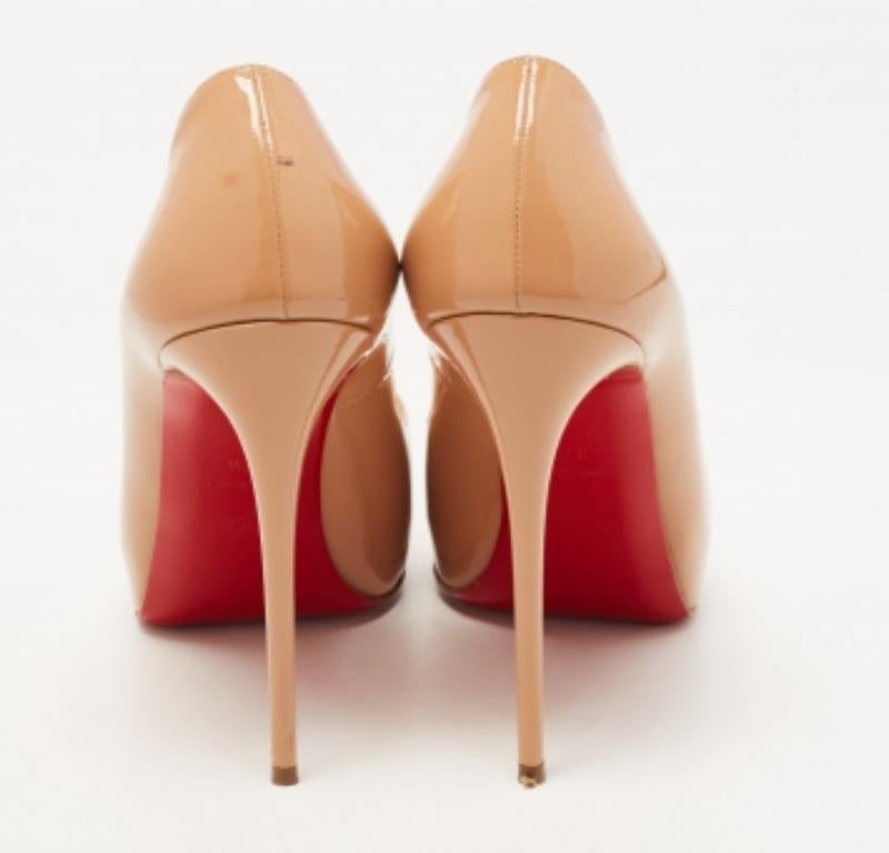 Christian Louboutin Bombas de charol beige nuevo Very Prive Talla 37.5 en Bueno estado para la venta en Dubai, Al Qouz 2