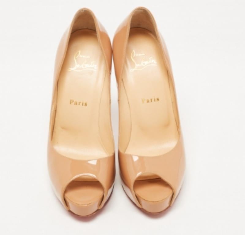 Christian Louboutin Bombas de charol beige nuevo Very Prive Talla 37.5 en venta 2