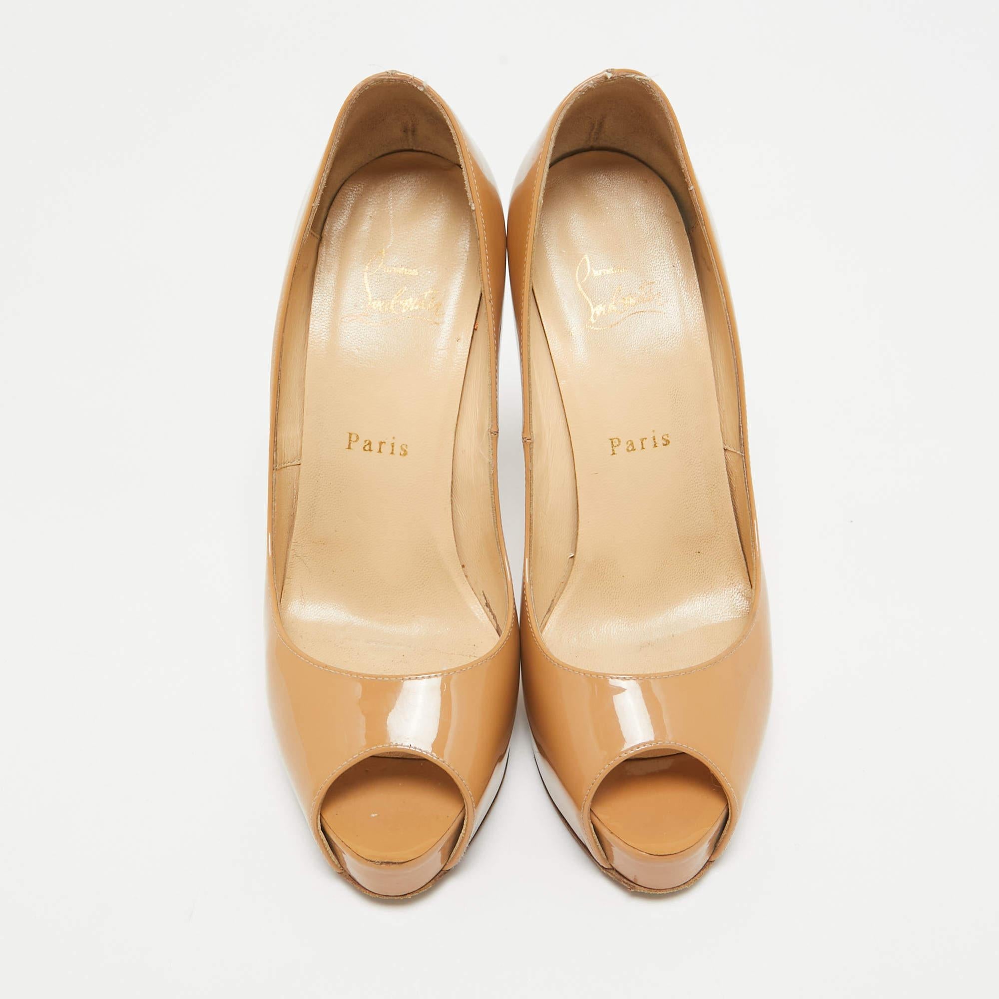 Beige Christian Louboutin Escarpins très prisés en cuir verni beige, neufs, taille 38