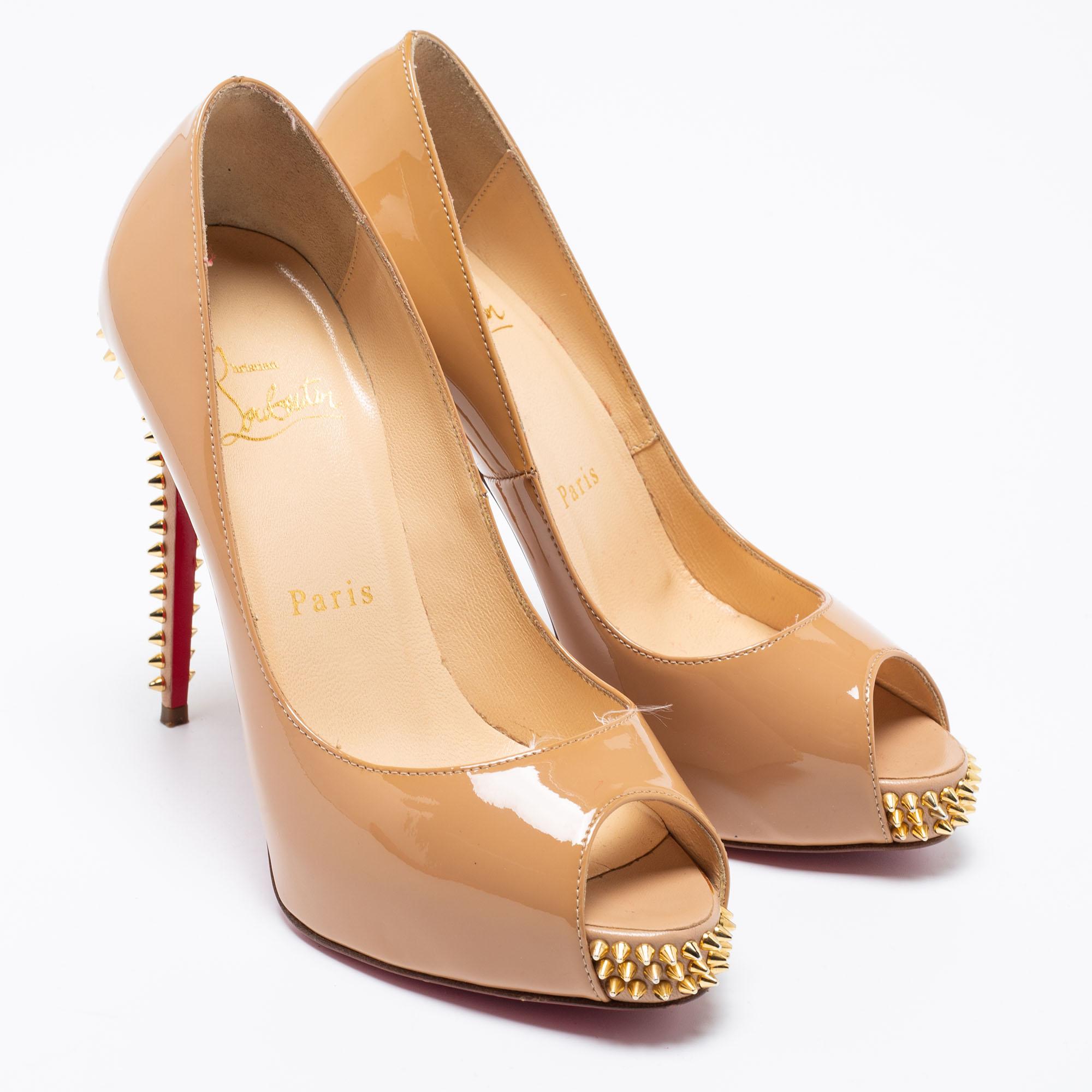 Christian Louboutin Beige Patent Leather New Very Prive Studded Pumps Size 35 In Good Condition In Dubai, Al Qouz 2