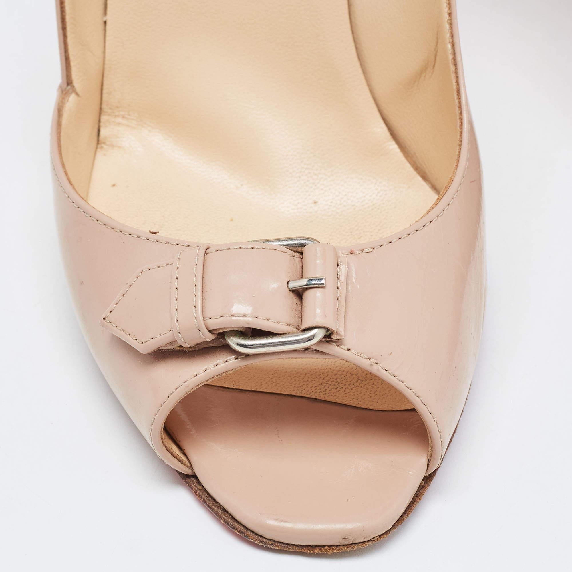 Christian Louboutin escarpins à bout ouvert avec ceinture en cuir verni beige, taille 39 Pour femmes en vente