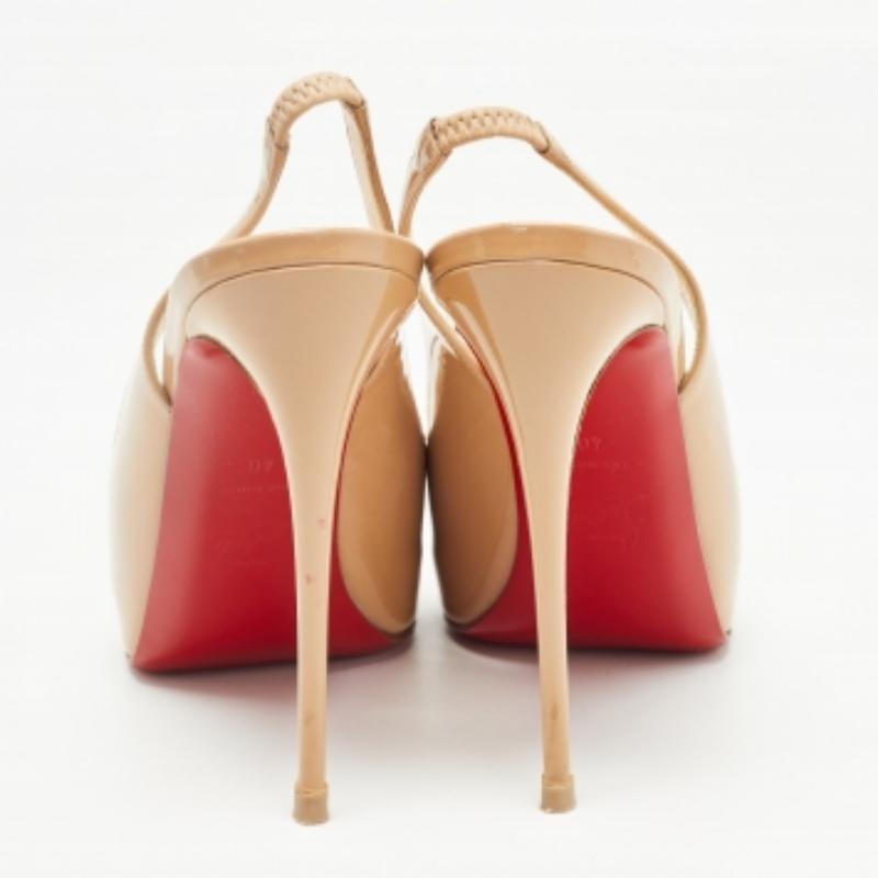 Christian Louboutin Bombas de charol beige Número privado Slingback Tamaño 40 en Bueno estado para la venta en Dubai, Al Qouz 2