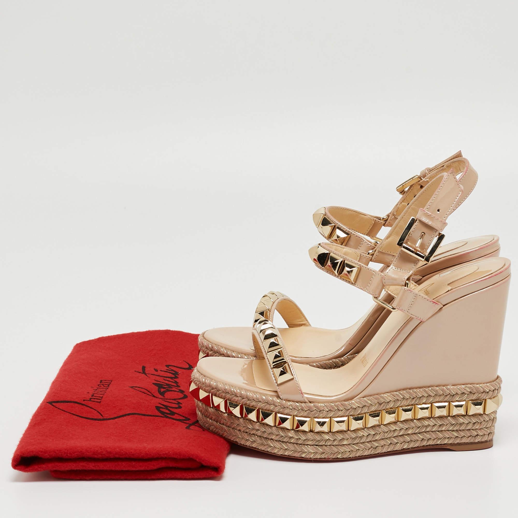 Christian Louboutin Beige Patent Leather Pyraclou Wedge Sandals Size 35 In Excellent Condition For Sale In Dubai, Al Qouz 2