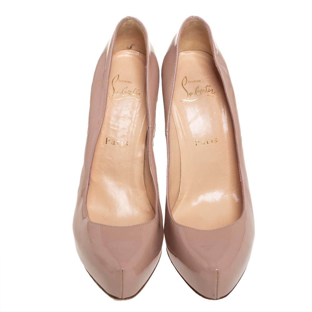 A grand arch and versatile beige shade define this pair of pumps by Christian Louboutin. They are crafted from patent leather and styled as almond toes with heels elevated at 11 cm. Lacquered with red on the soles as a signature touch, these pumps