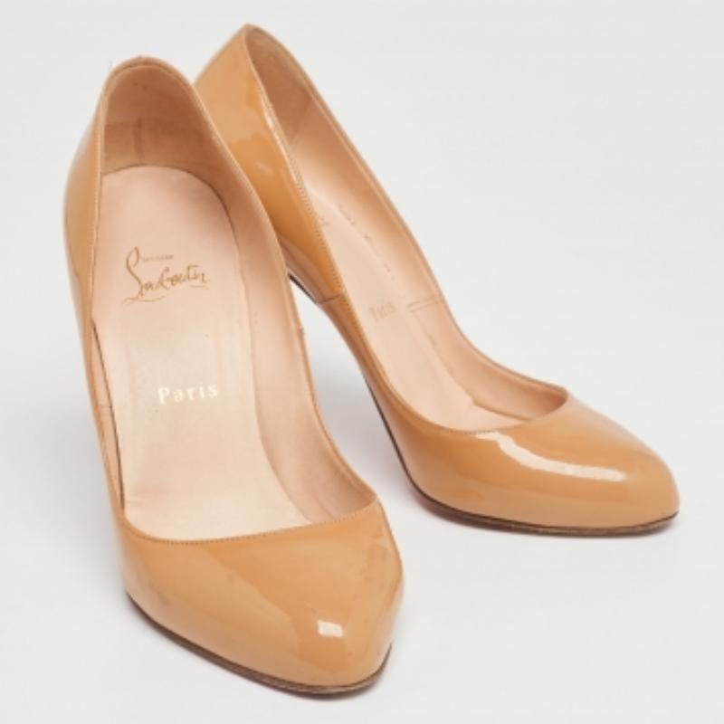 Ein Paar beigefarbene Pumps sind ein absolutes Must-Have! Dieser von Christian Louboutin ist eine gute Wahl. Die Pumps sind aus Lackleder gefertigt, haben eine überzogene Spitze und einen 10,5 cm hohen Absatz. Ergänzen Sie Ihren Kleiderschrank noch