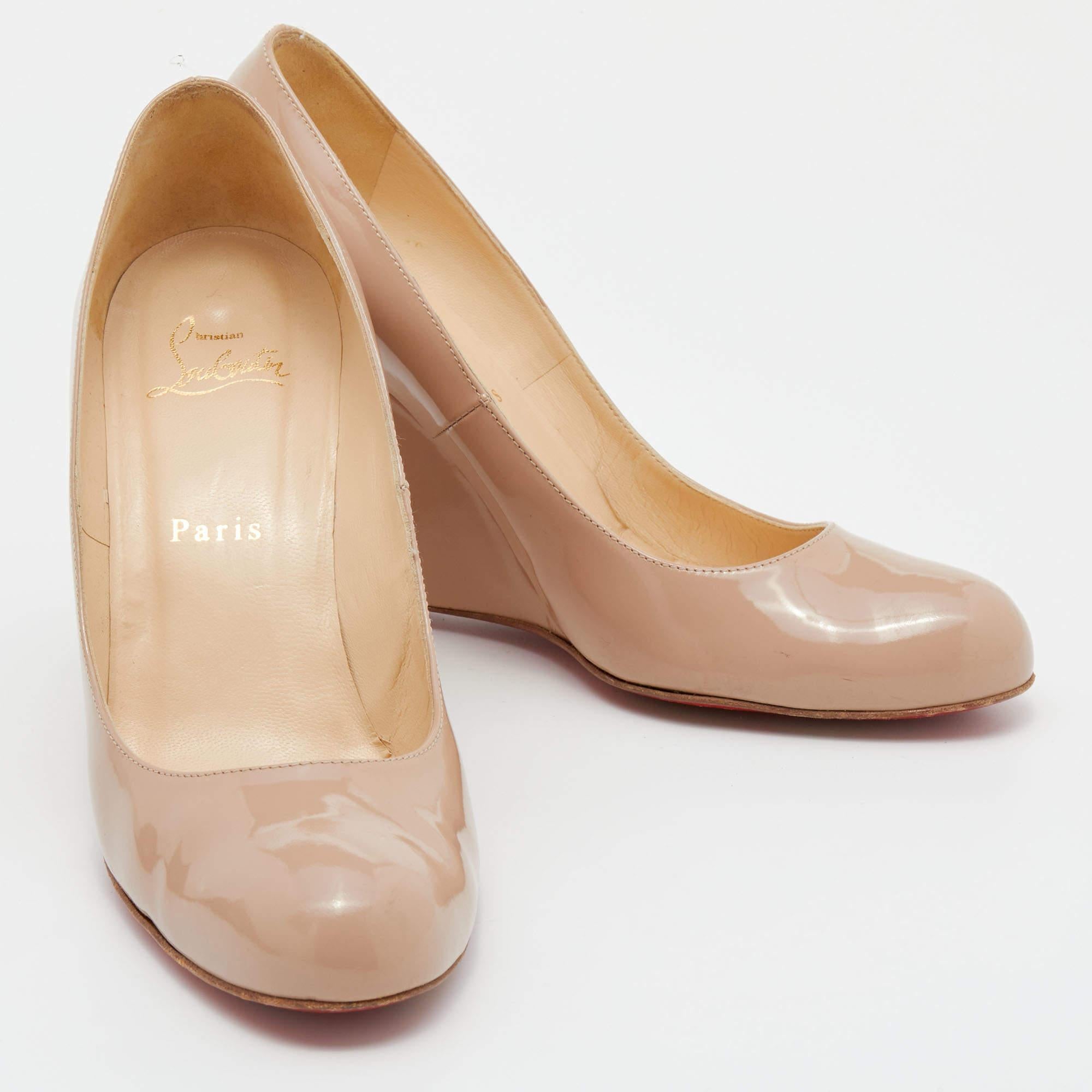 Women's Christian Louboutin Beige Patent Leather RonRon Zeppa Wedge Pumps Size 38.5 For Sale