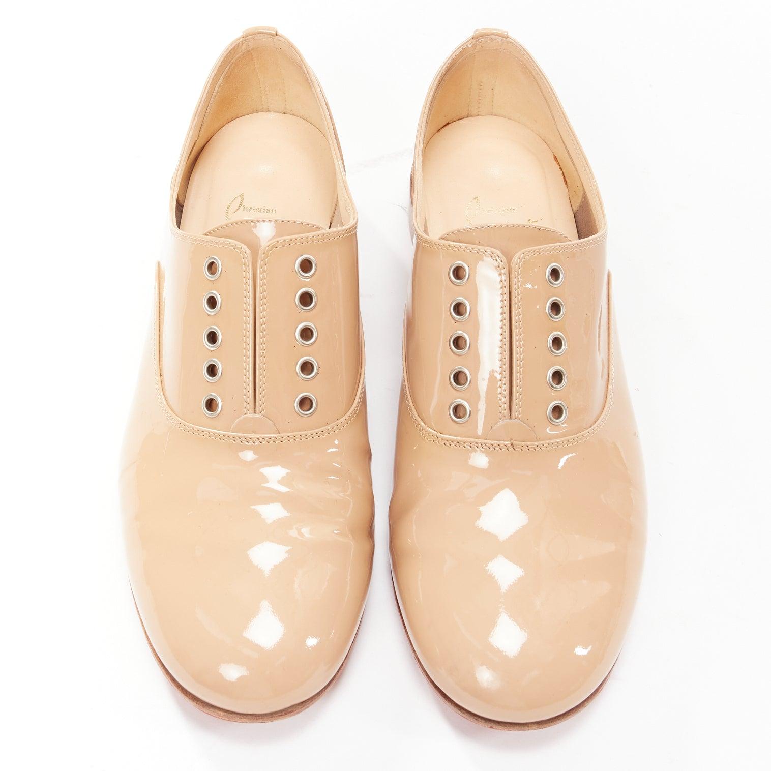 CHRISTIAN LOUBOUTIN zapatos planos derby de charol beige con puntera redonda EU35.5 Beige en venta