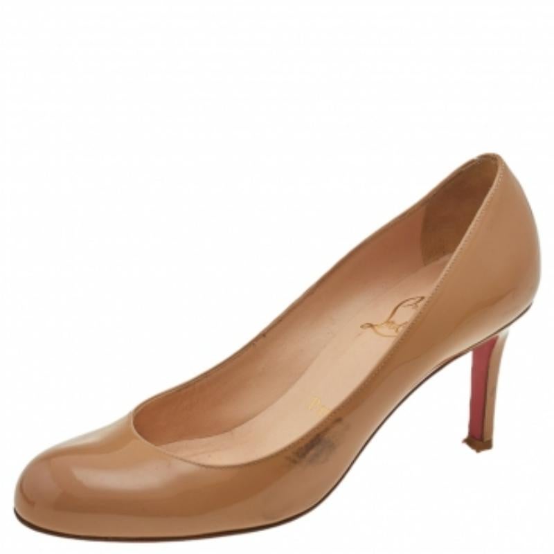 Échappez aux modèles monotones et passez à des styles élégants comme ces escarpins Simple de Christian Louboutin. Elles présentent une silhouette chic en cuir verni beige. Ils sont dotés d'un bout arrondi et d'un talon pointu. Feal se sent audacieux