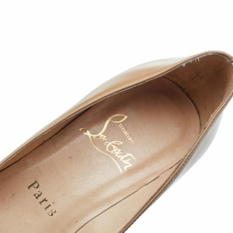Christian Louboutin escarpins simples en cuir verni beige, taille 35 État moyen - En vente à Dubai, Al Qouz 2