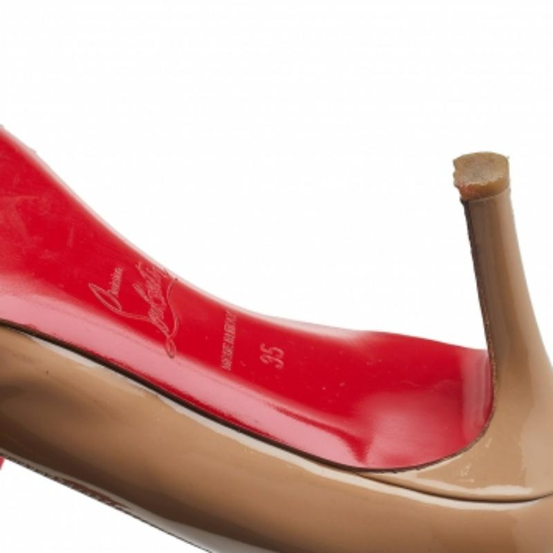 Christian Louboutin escarpins simples en cuir verni beige, taille 35 Pour femmes en vente