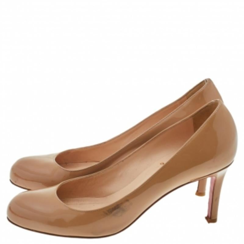 Christian Louboutin escarpins simples en cuir verni beige, taille 35 en vente 2
