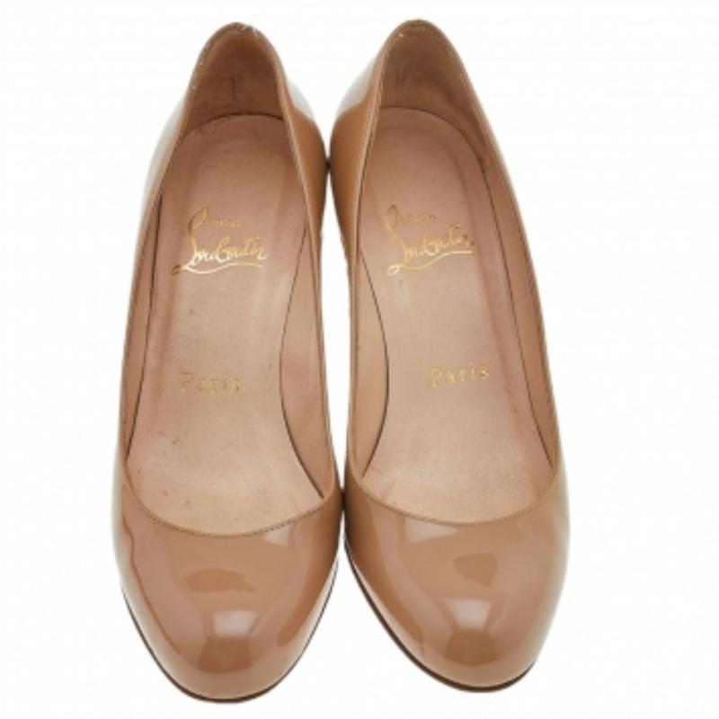 Christian Louboutin escarpins simples en cuir verni beige, taille 35 en vente 3