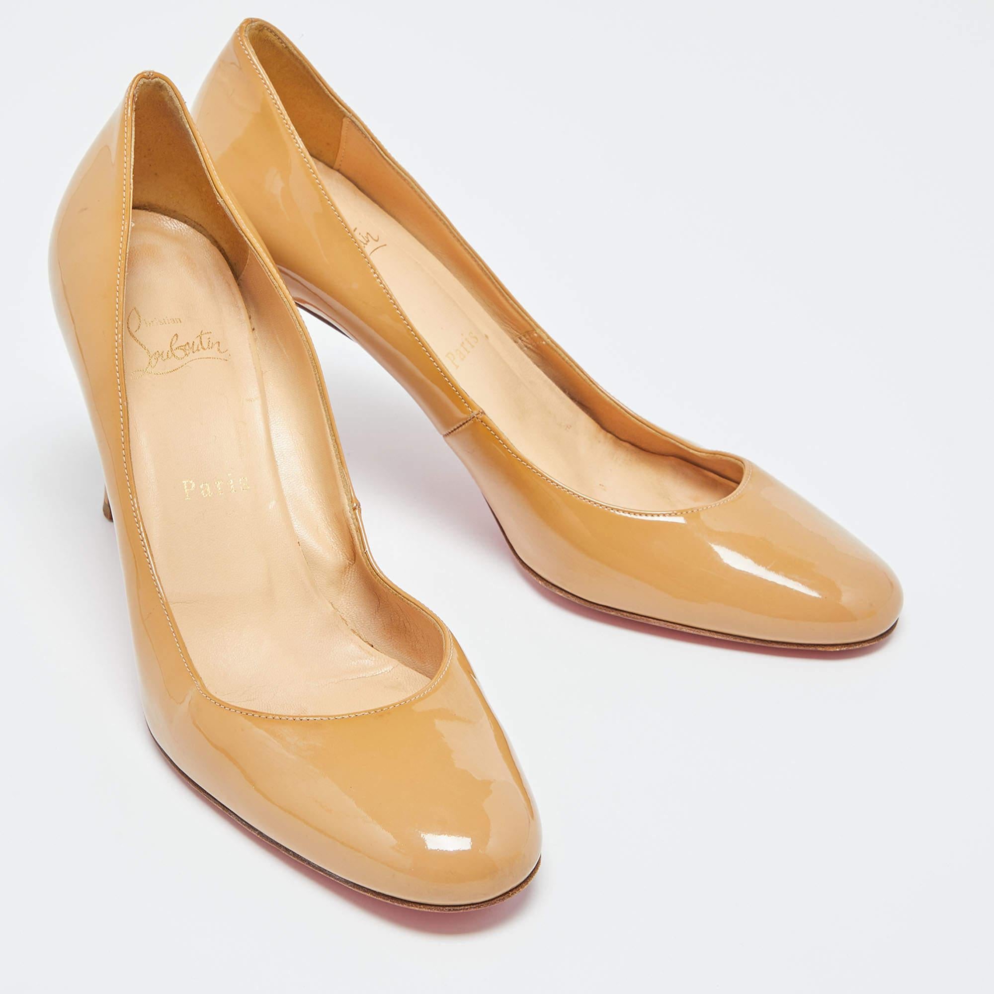 Women's Christian Louboutin Beige Patent Leather Simple Pumps Size 39.5 For Sale