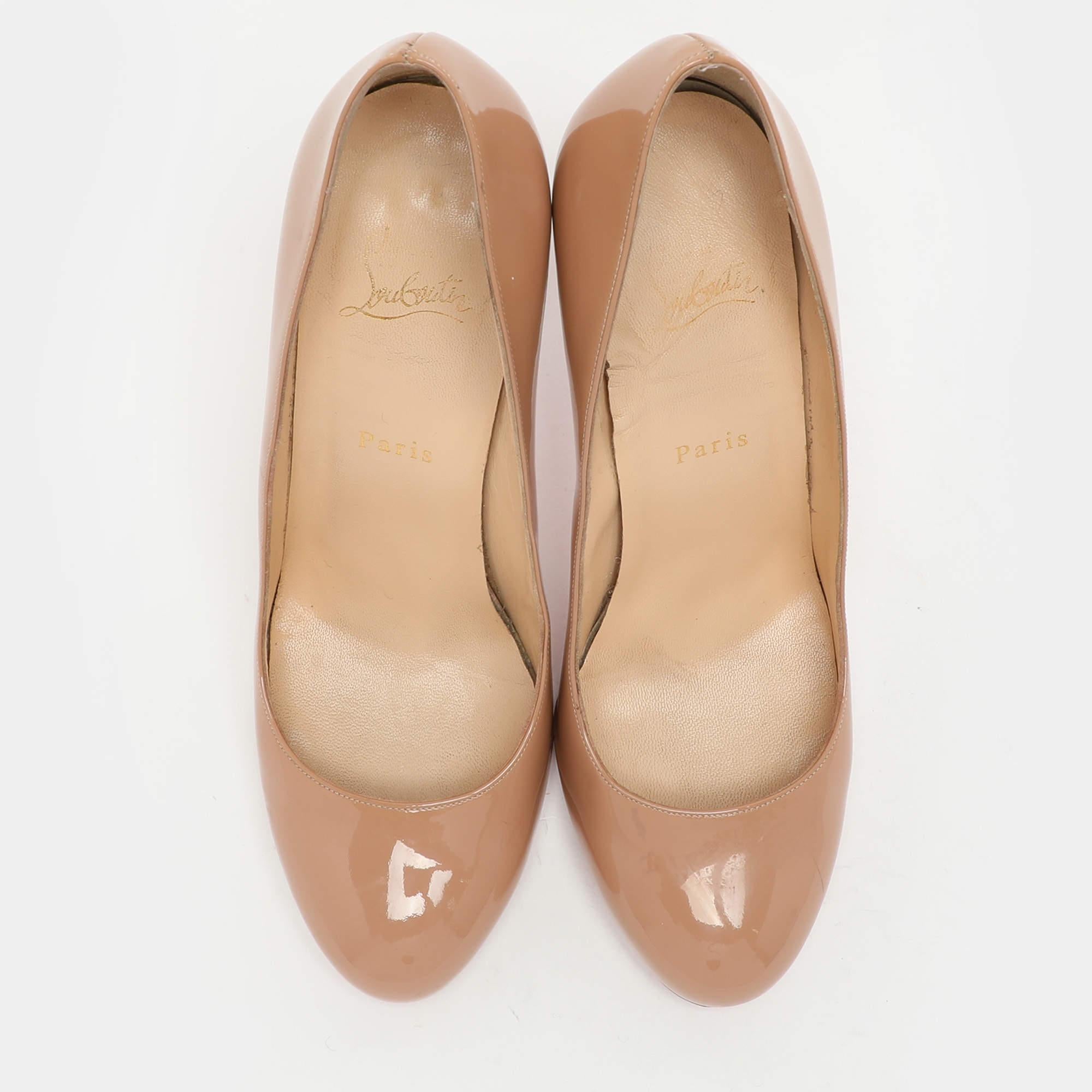 Christian Louboutin Bombas sencillas de charol beige Talla 40 Beige en venta