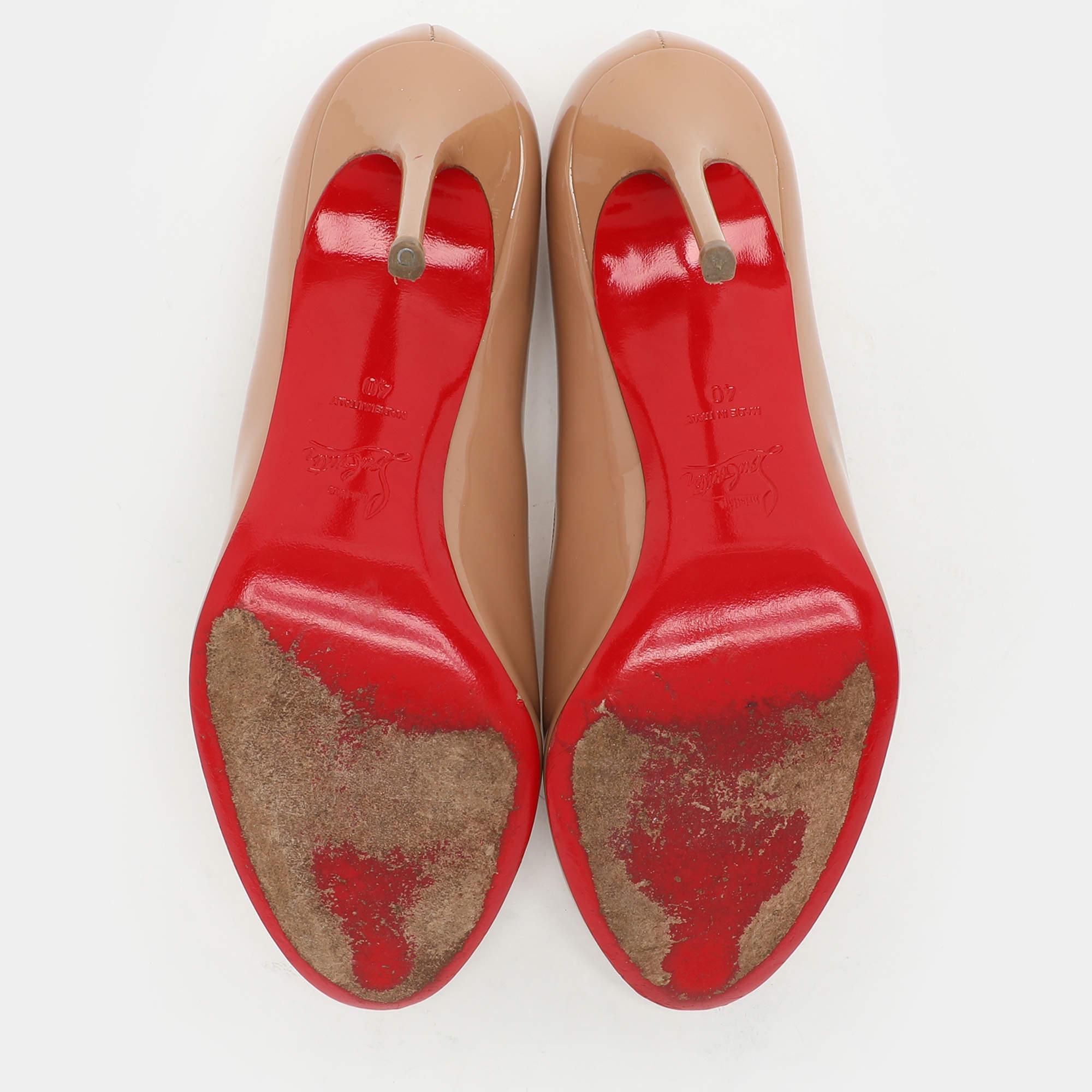 Christian Louboutin Bombas sencillas de charol beige Talla 40 en venta 1