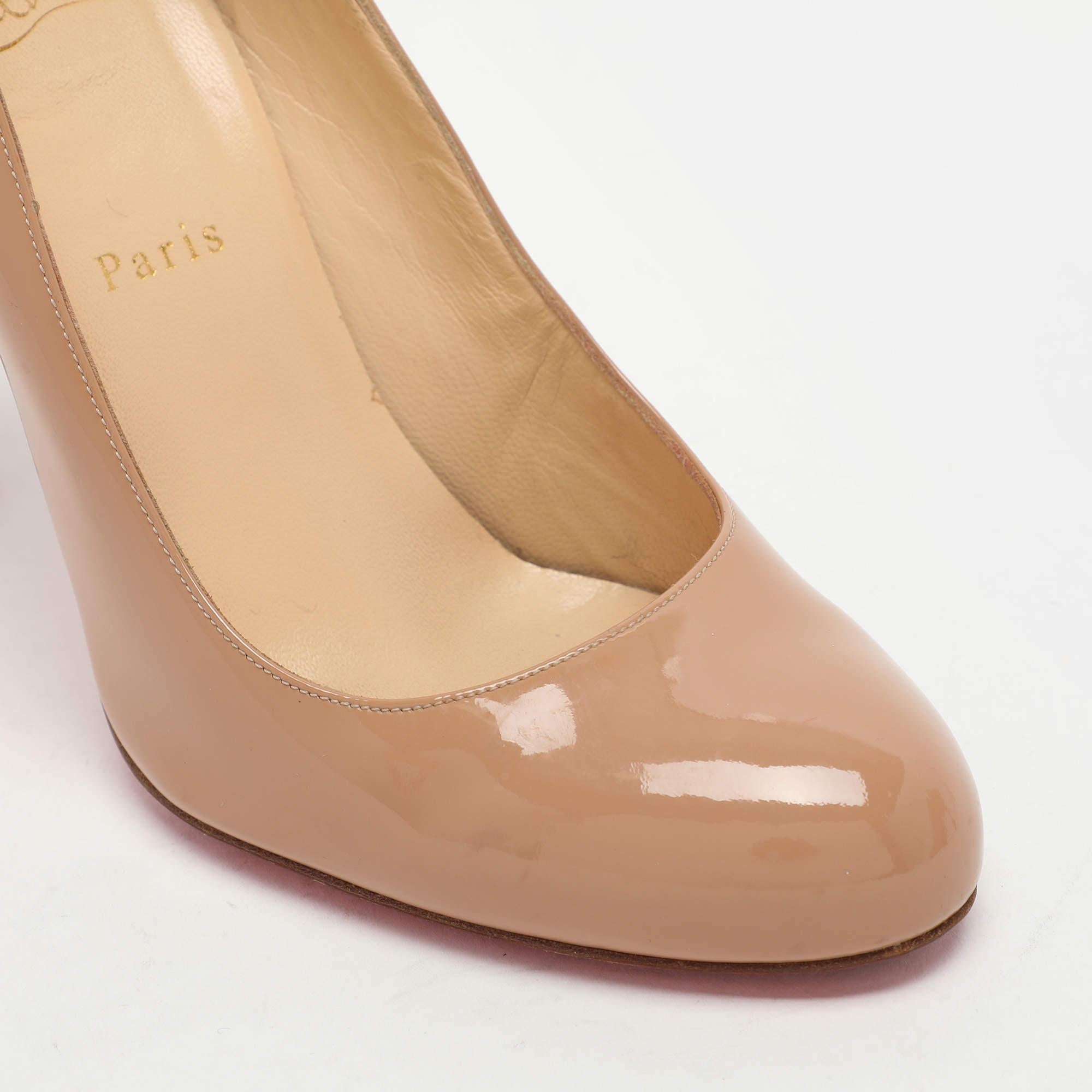 Christian Louboutin Bombas sencillas de charol beige Talla 40 en venta 2