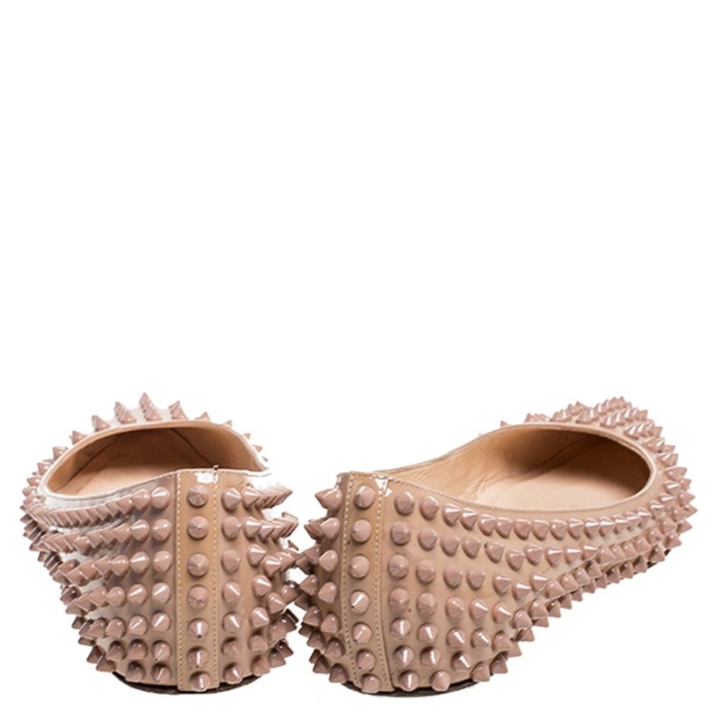 Christian Louboutin Beige Patent Leather Spike Pointed Toe Ballet Flats Size 38 In Fair Condition In Dubai, Al Qouz 2