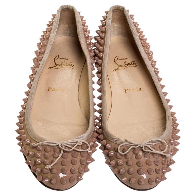 Christian Louboutin Beige Patent Leather Spike Pointed Toe Ballet Flats Size 39 In Fair Condition In Dubai, Al Qouz 2