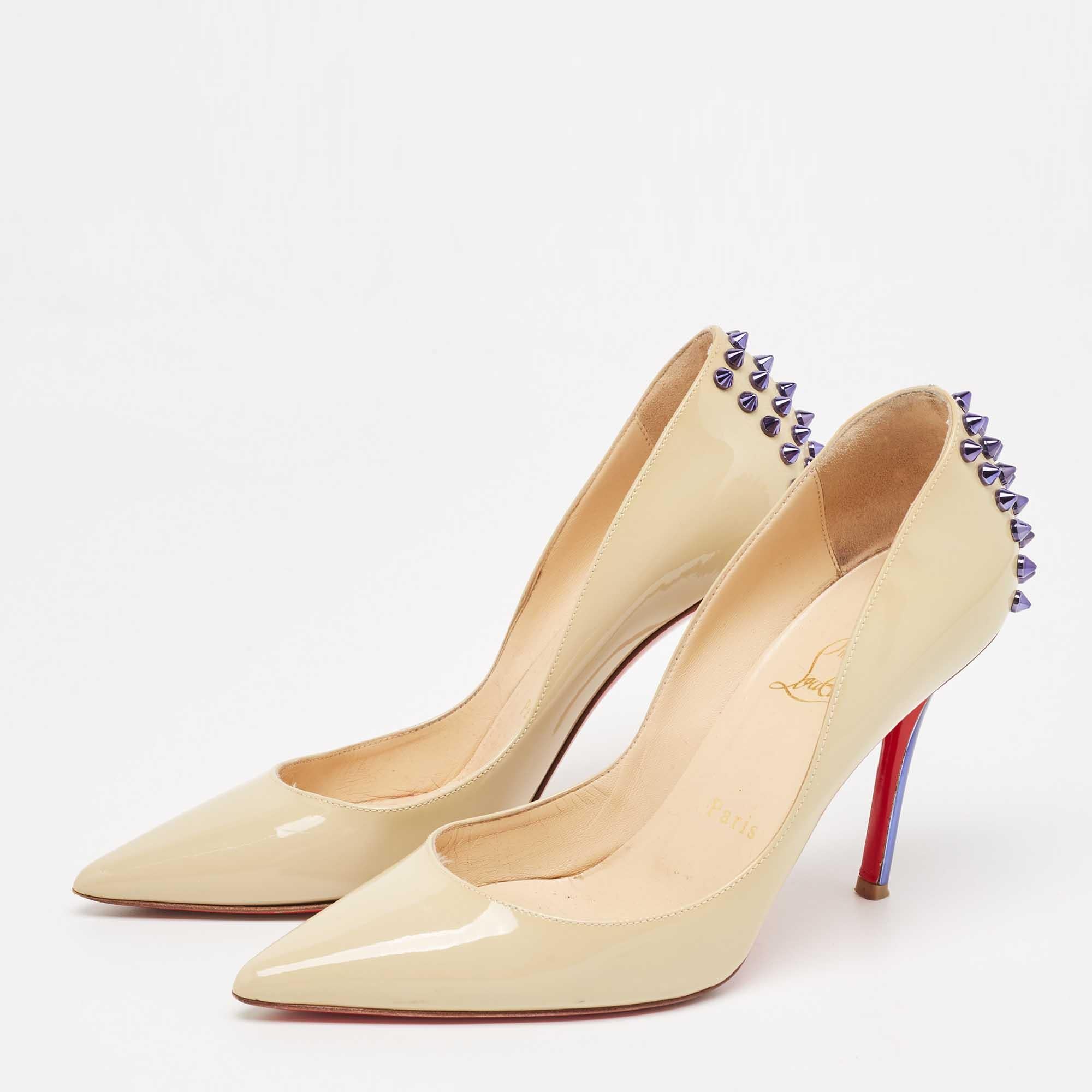 Christian Louboutin Beige Patent Leather Spiked Pumps Size 37 In Good Condition For Sale In Dubai, Al Qouz 2