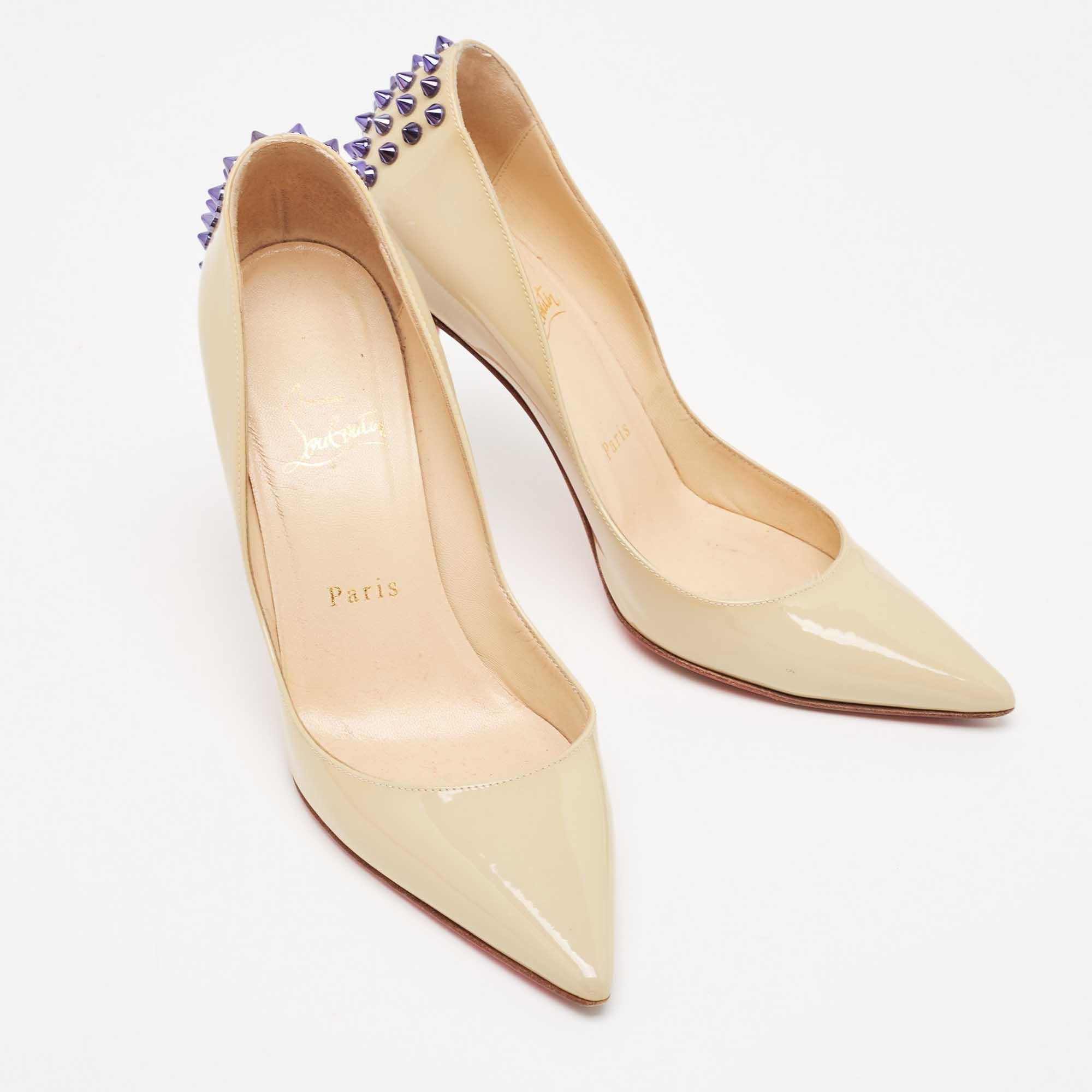 Women's Christian Louboutin Beige Patent Leather Spiked Pumps Size 37 For Sale