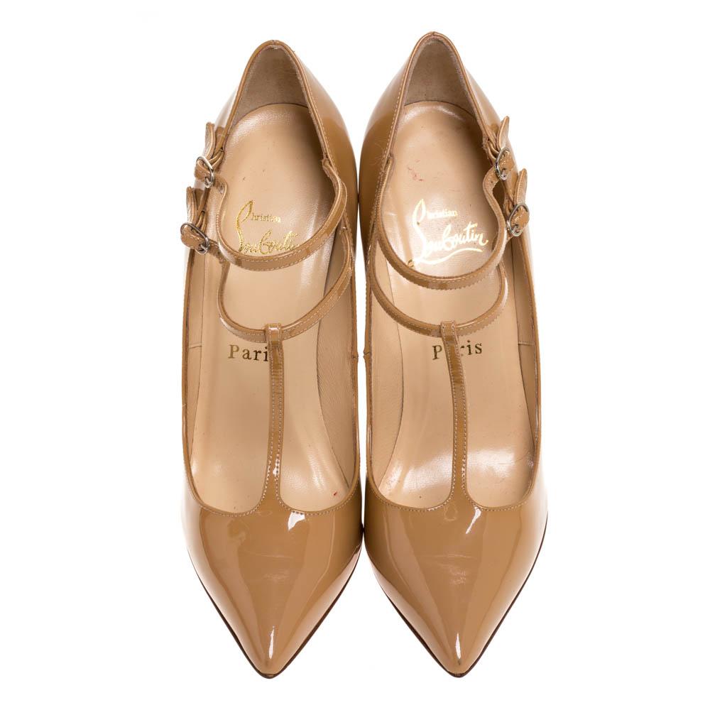 Diese Pumps von Christian Louboutin sehen so schön und umwerfend aus:: dass man sie sofort tragen möchte! Die beigefarbenen Pumps sind aus Lackleder gefertigt und verfügen über ein T-Riemchen mit doppelten Schnallenriemen an den Knöcheln. Die